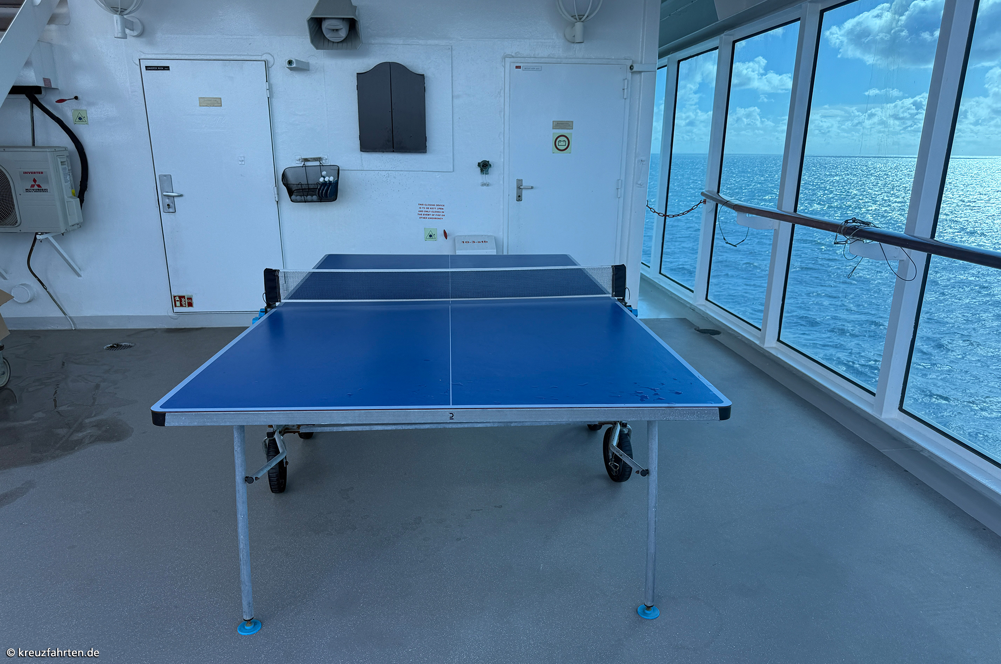 Tischtennisplatte auf dem Sonnendeck der Azamara Journey