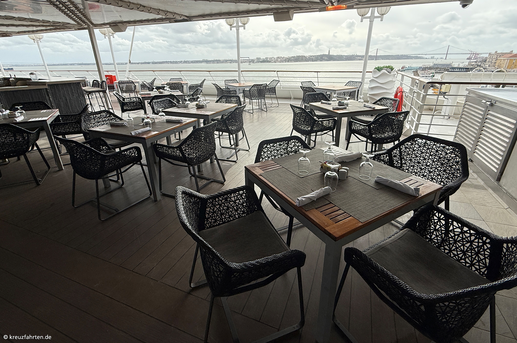 Sunset Bar auf Deck 9 der Azamara Journey