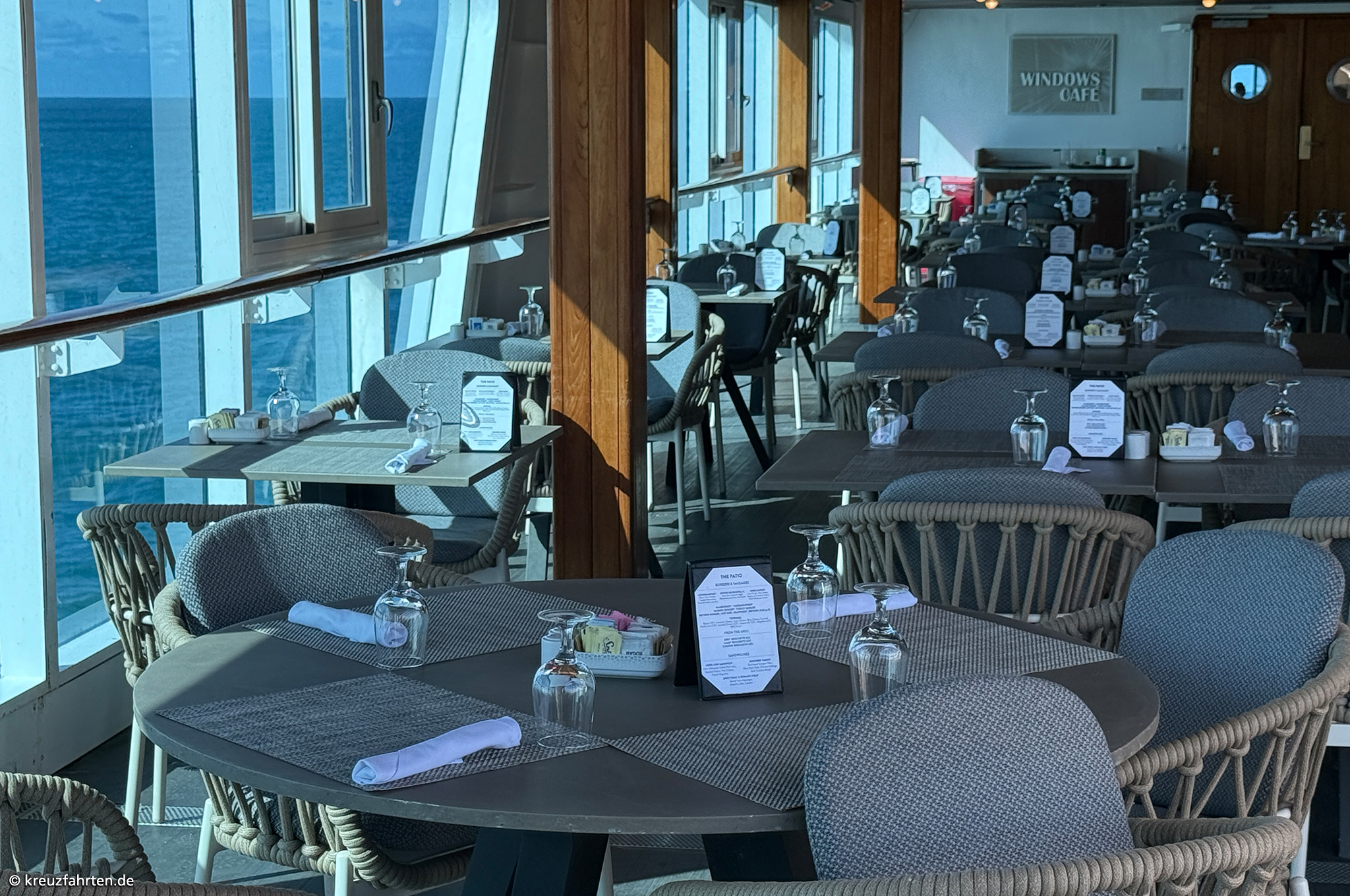 The Patio auf der Azamara Journey mit Tischen und Stühlen
