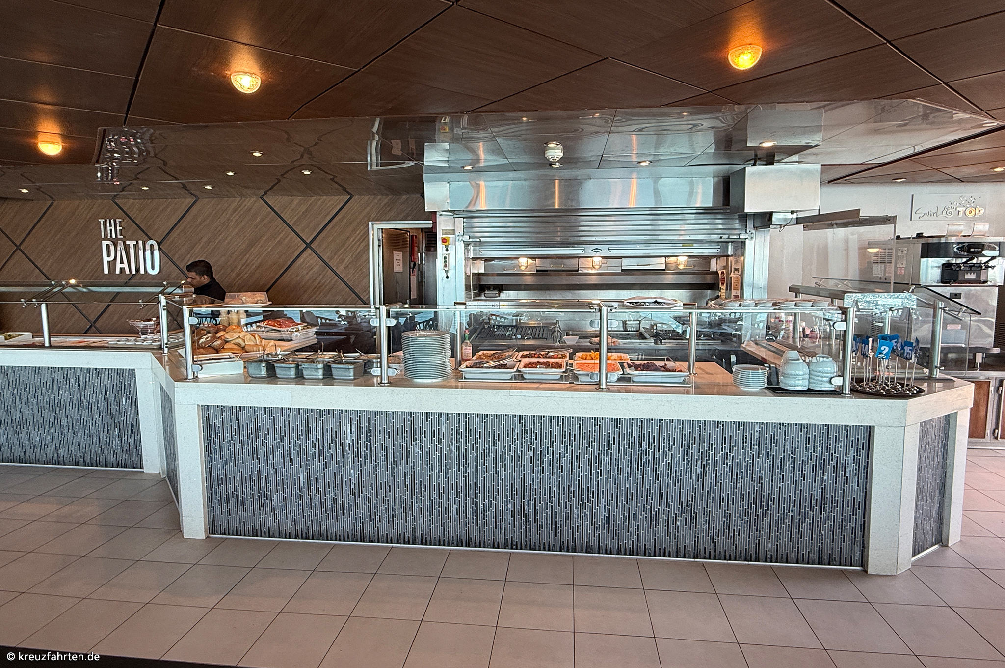 The Patio Buffetbereich auf der Azamara Journey mit Buffetstationen