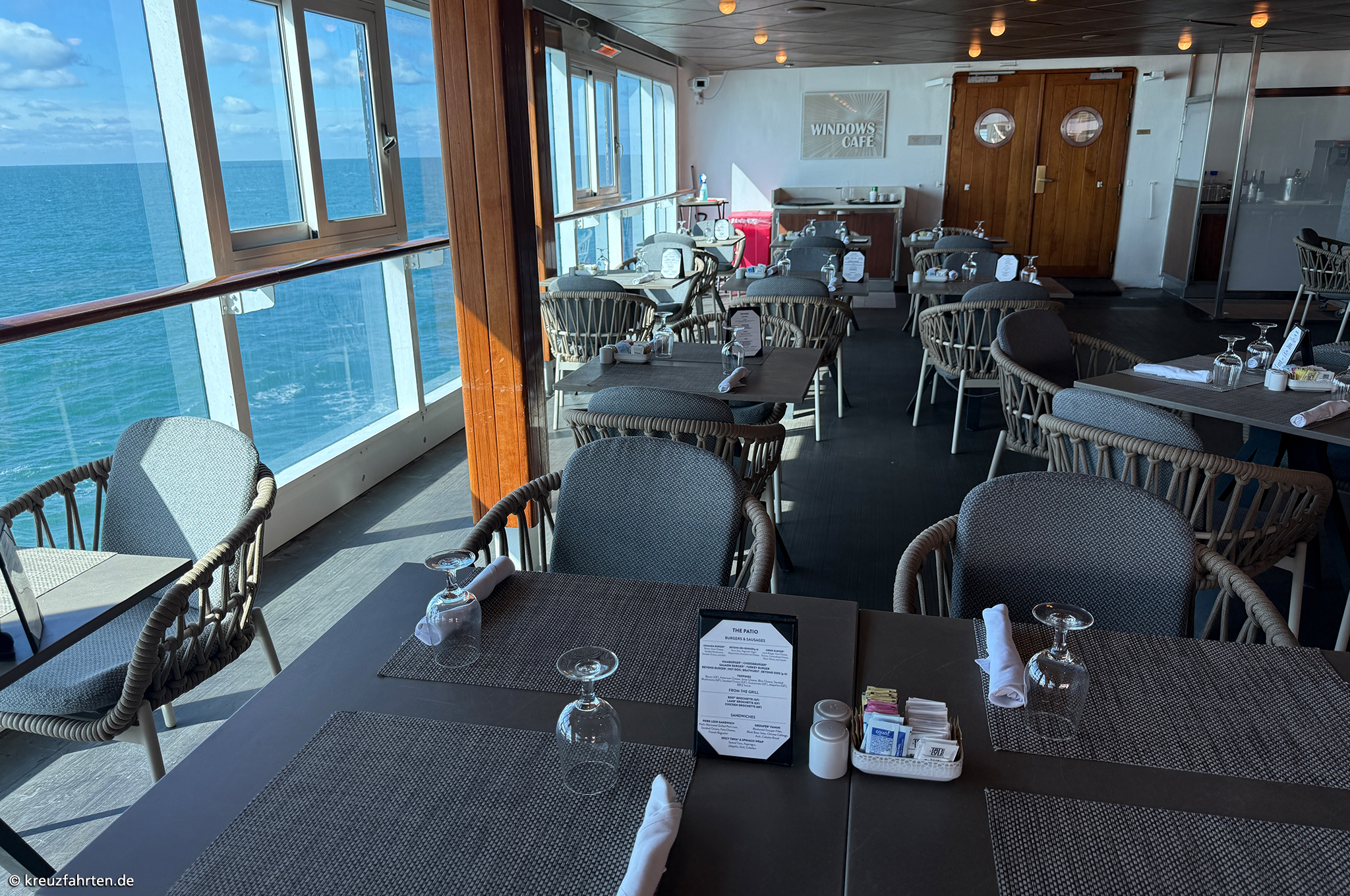 The Patio auf der Azamara Journey mit Tischen und Stühlen