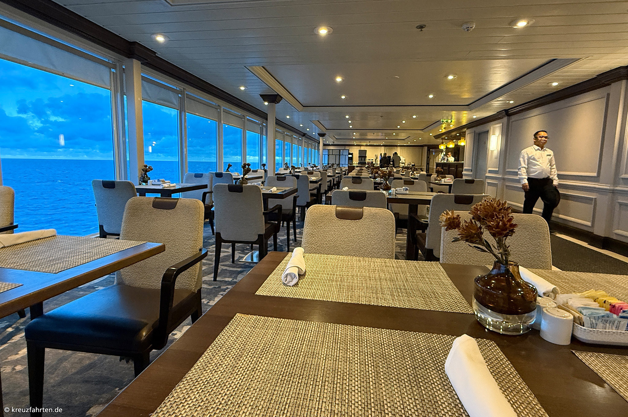 Windows Café auf der Azamara Journey mit Tischen und Stühlen