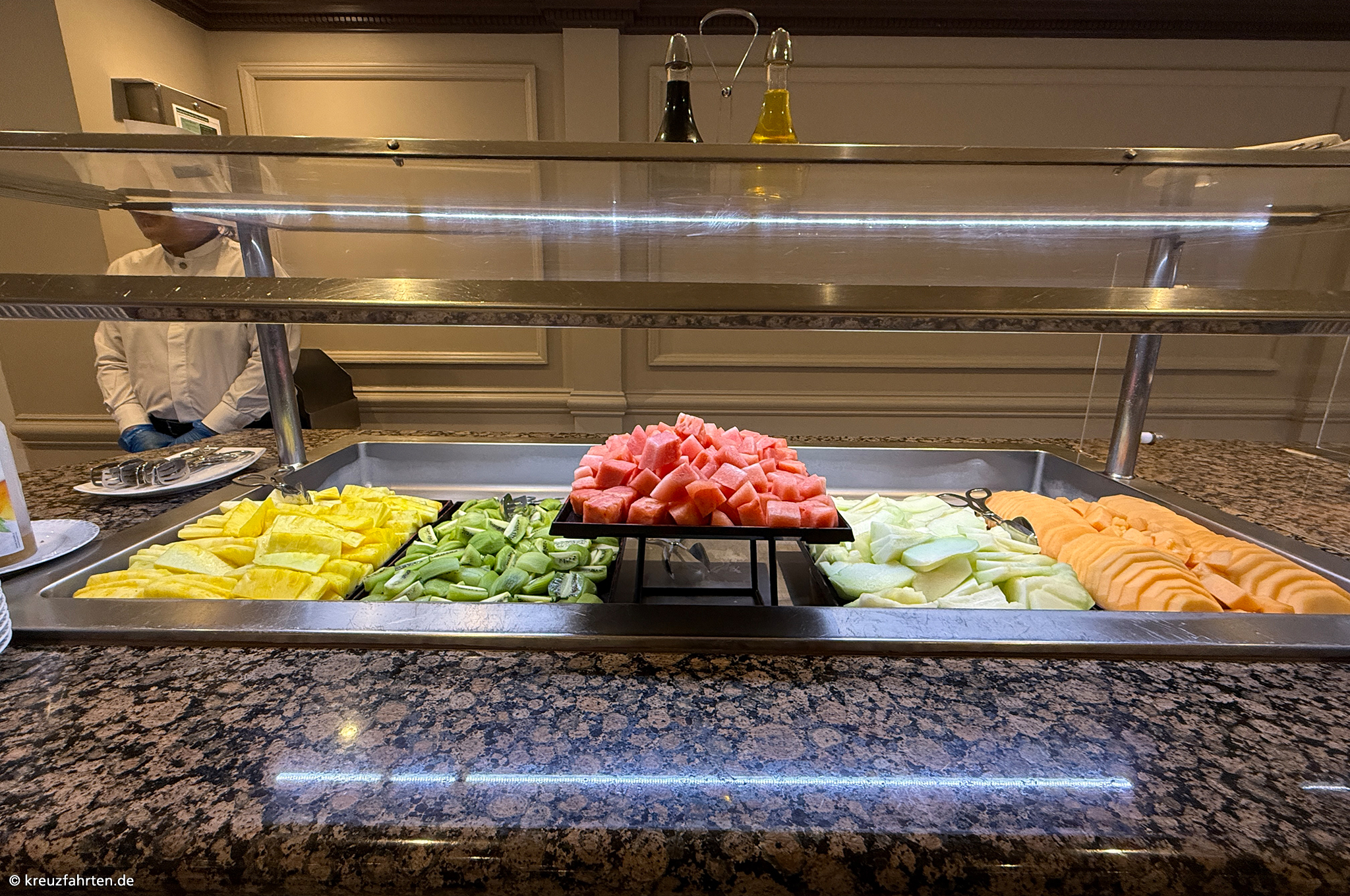 Windows Café auf der Azamara Journey mit einer Auswahl an frischen Früchten am Buffet