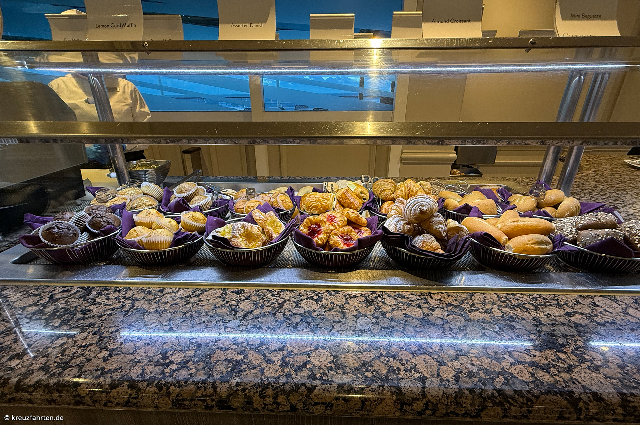 Windows Café auf der Azamara Journey mit Auswahl an frischem Gebäck