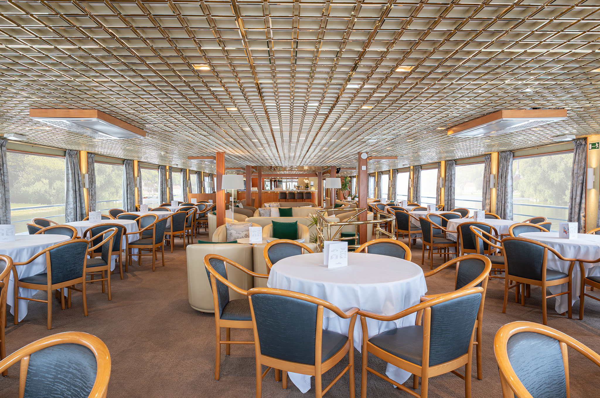 Panorama Salon mit Bar