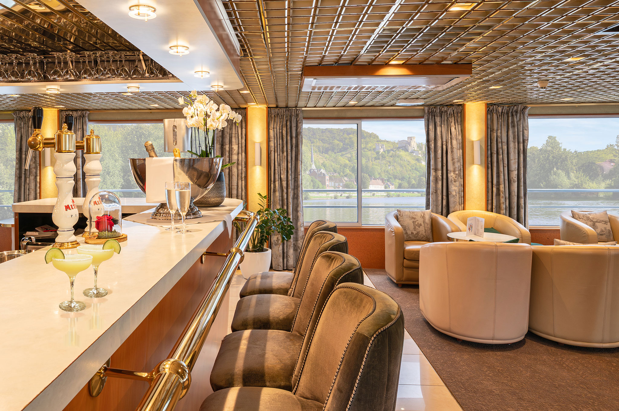 Panorama Salon mit Bar