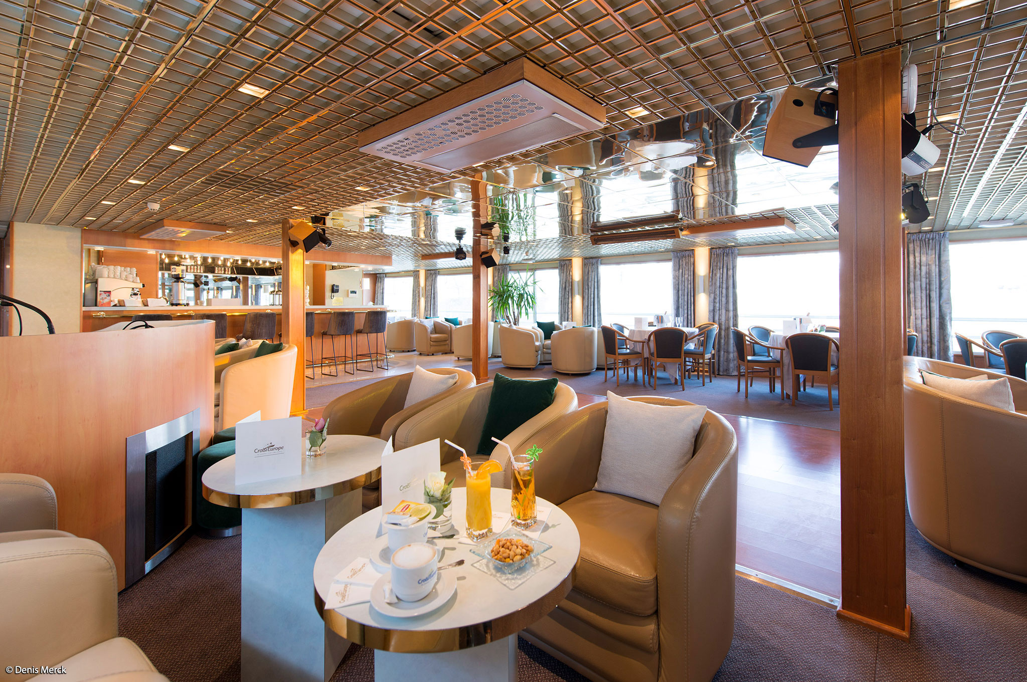 Panoramasalon mit Bar