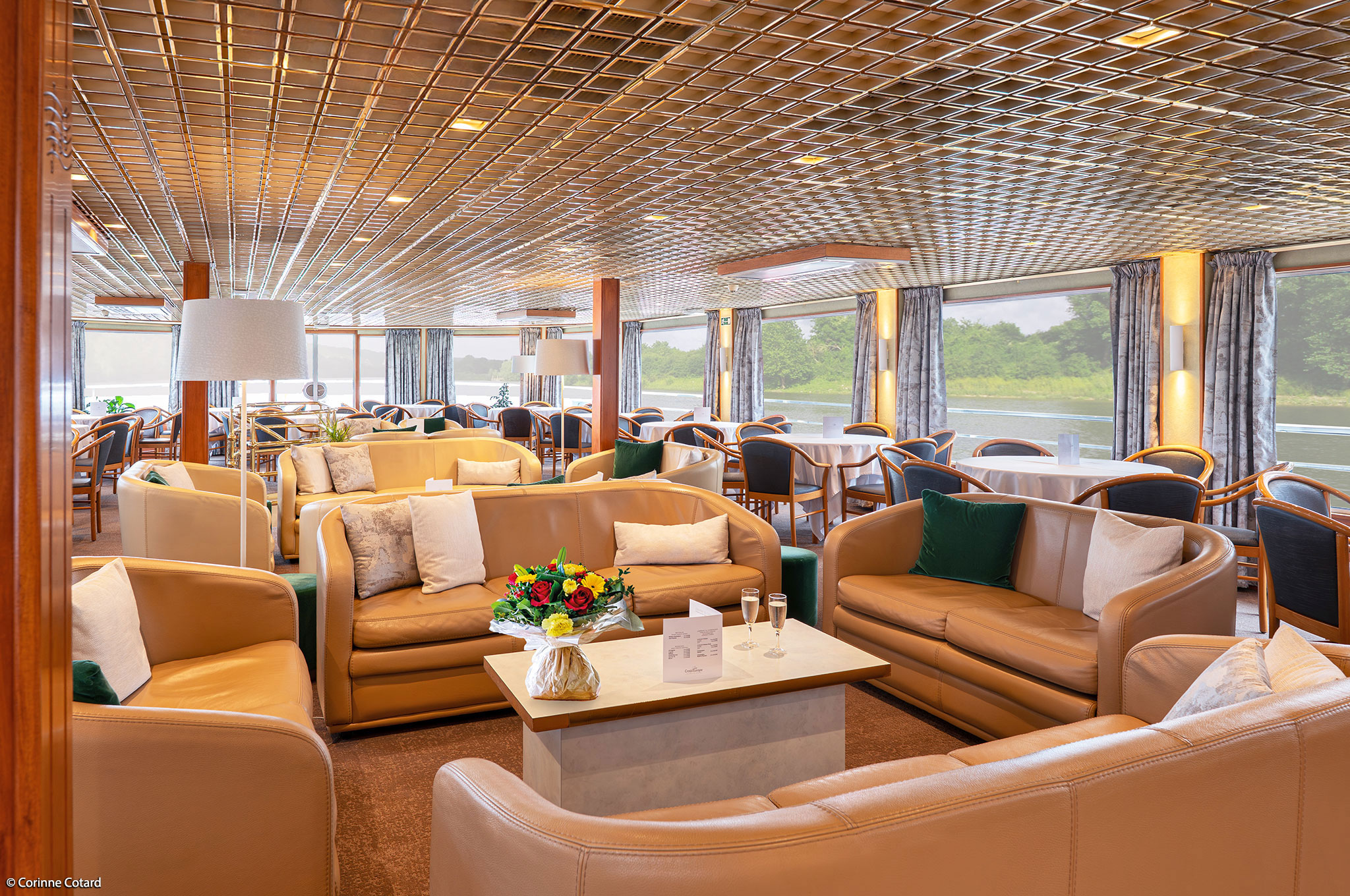 Panoramasalon mit Bar