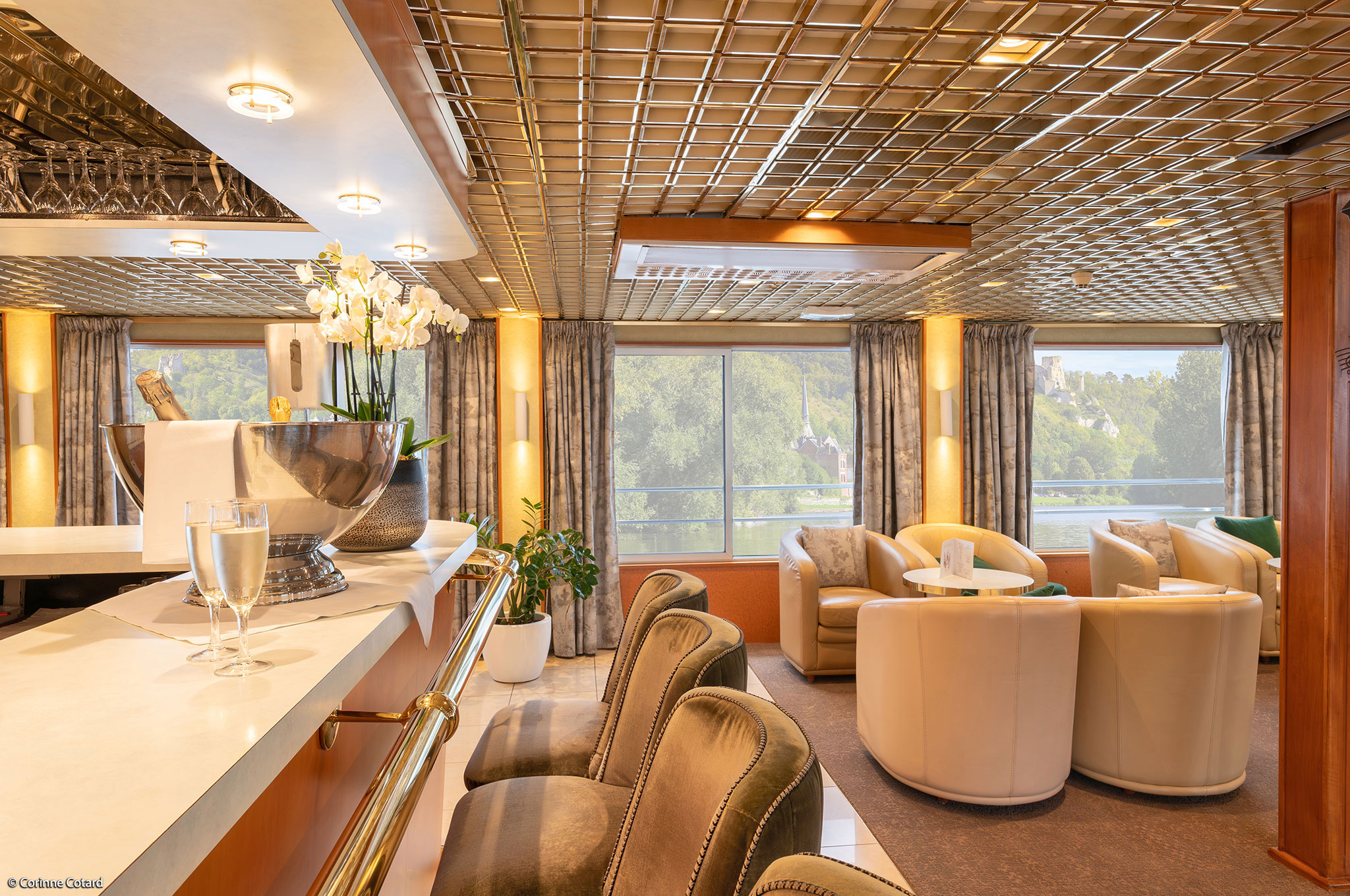 Panoramasalon mit Bar