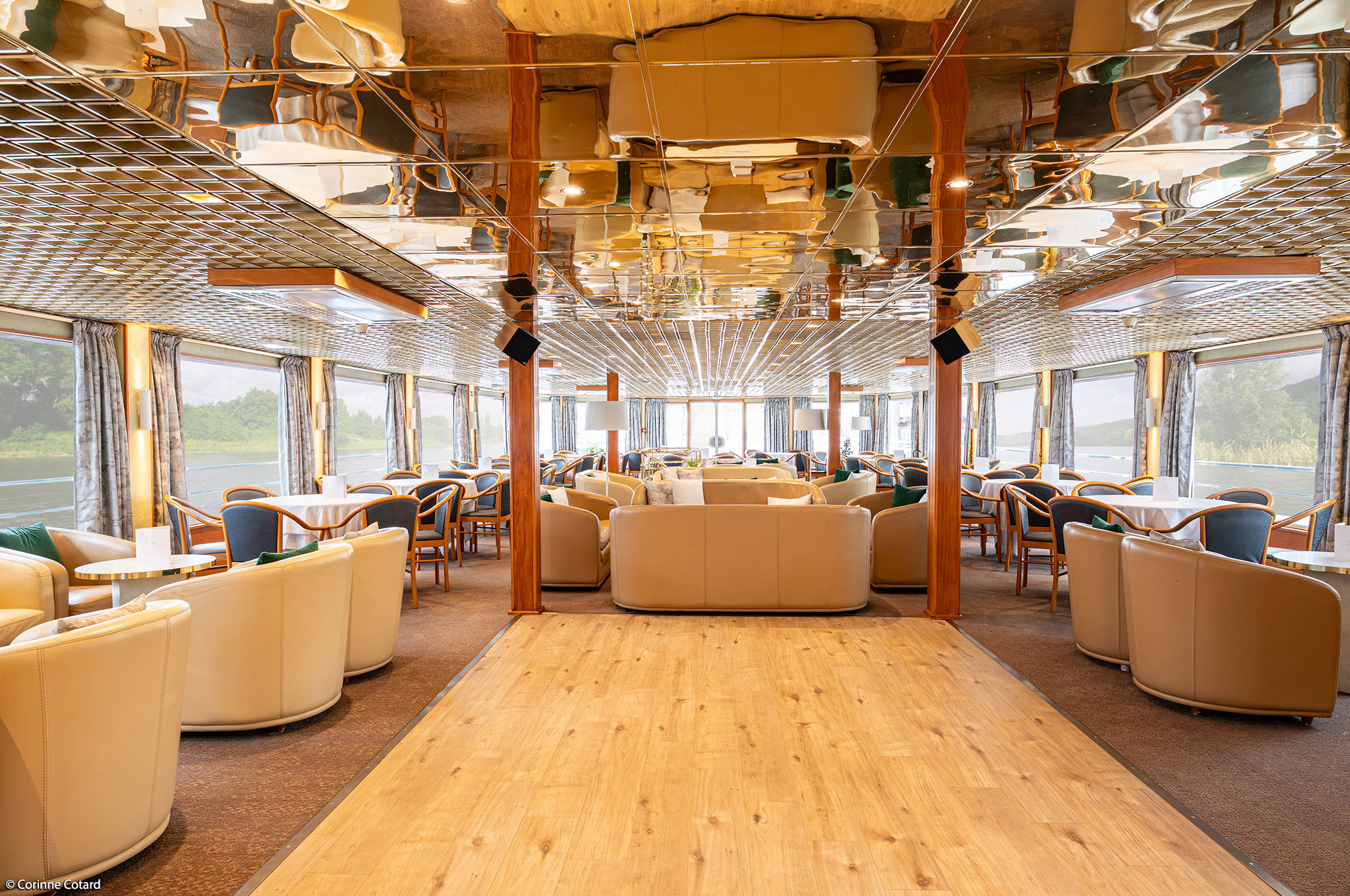 Panoramasalon mit Bar