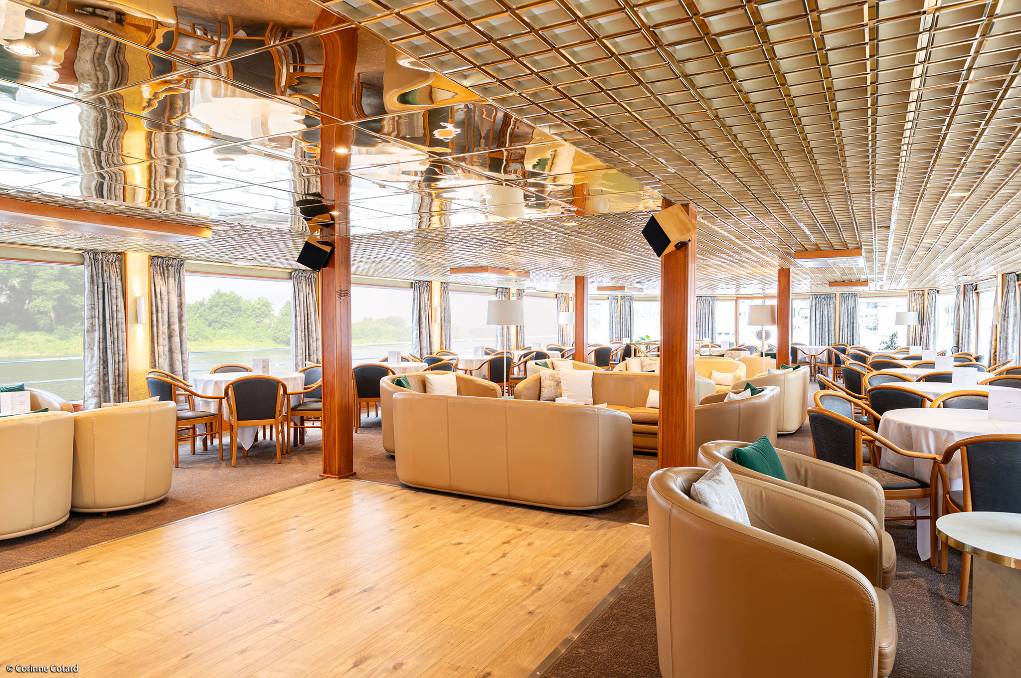 Panoramasalon mit Bar