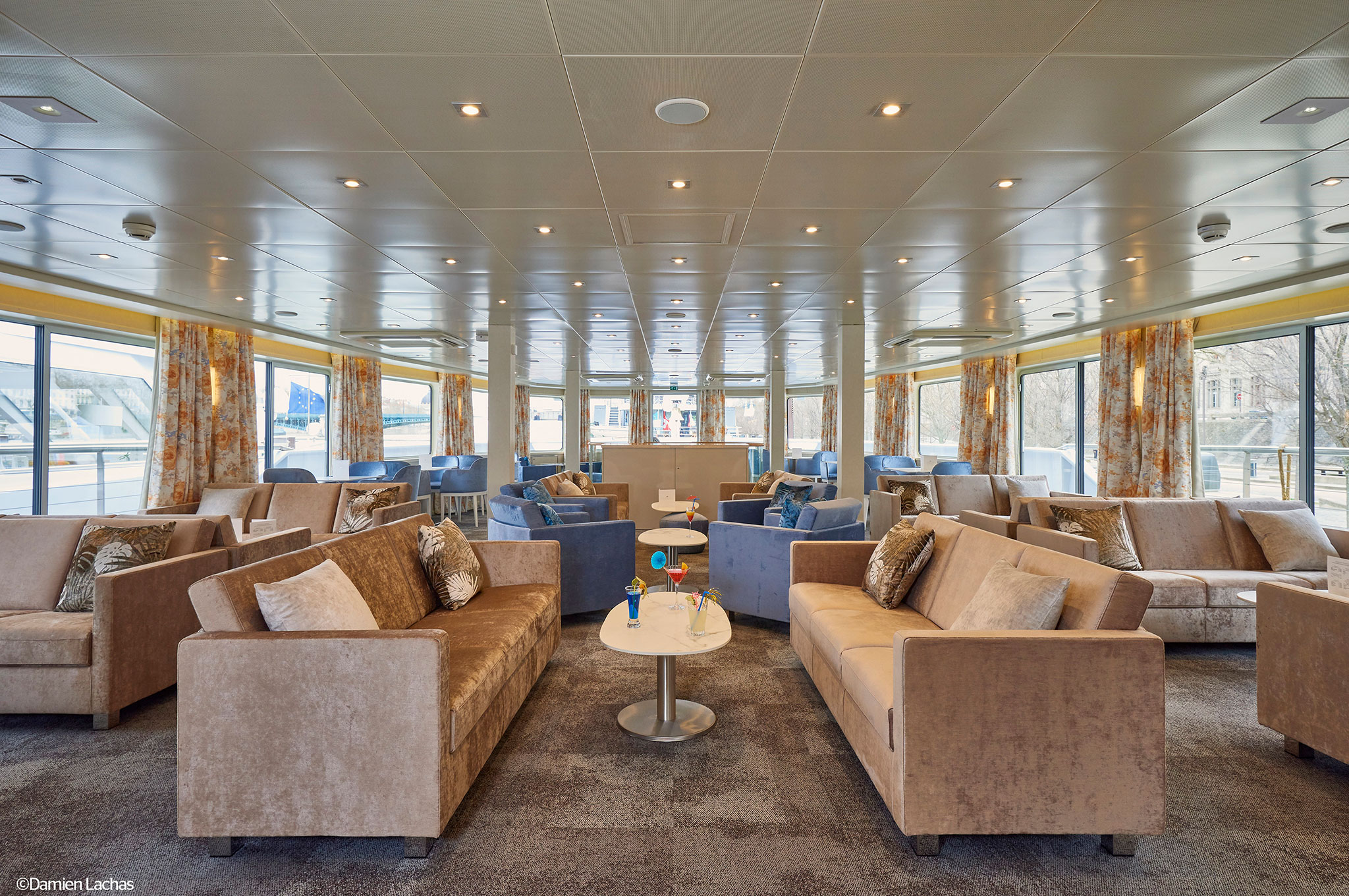 Panorama Salon mit Bar