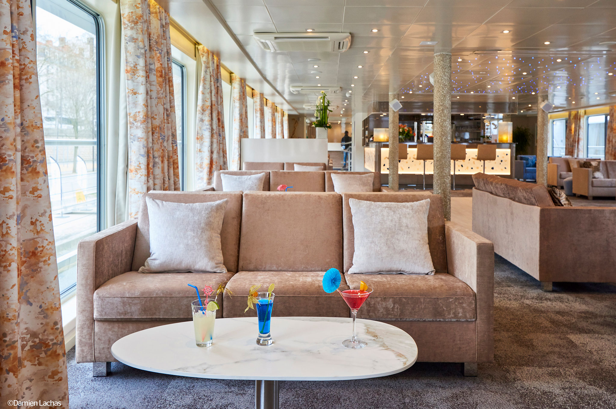 Panorama Salon mit Bar