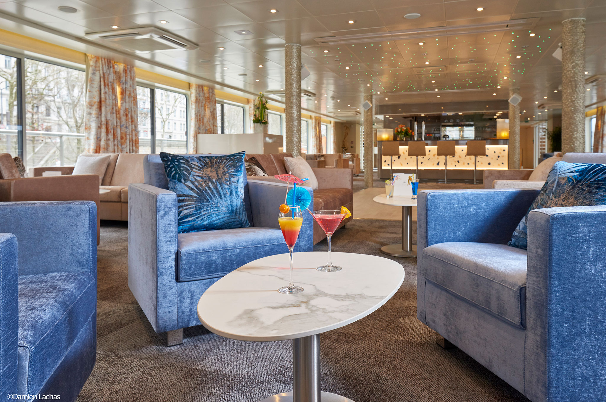 Panorama Salon mit Bar