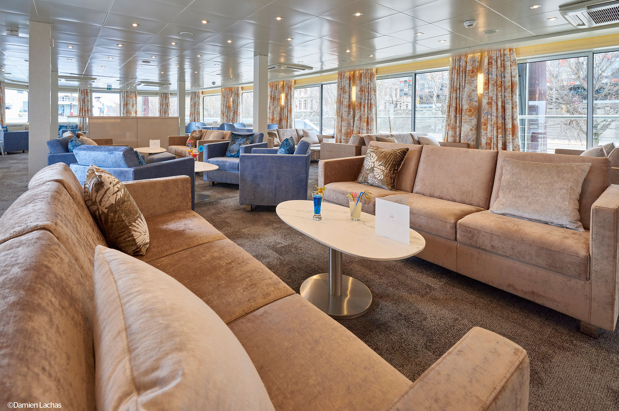 Panoramasalon mit Bar