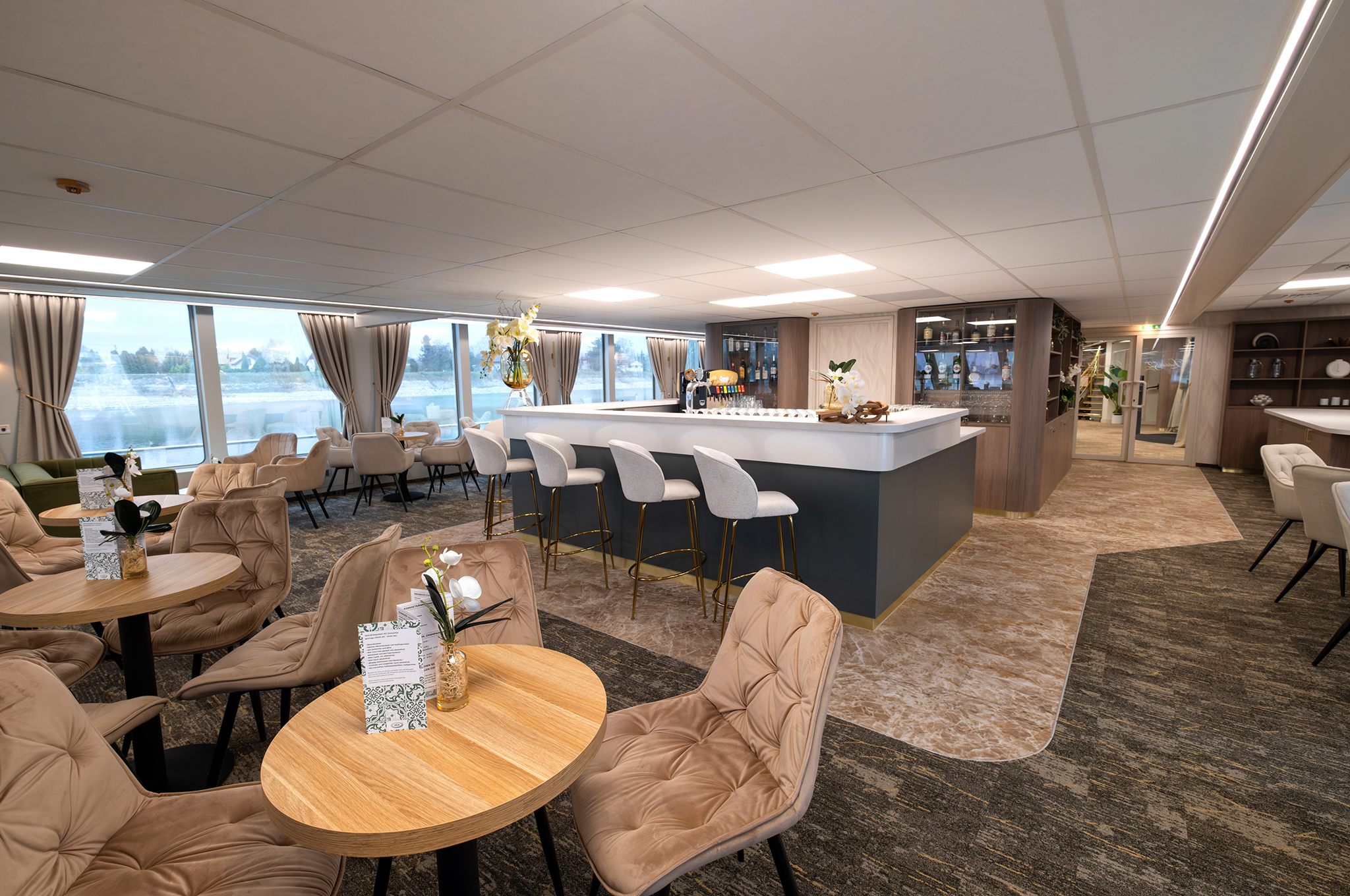 Panoramalounge mit Bar