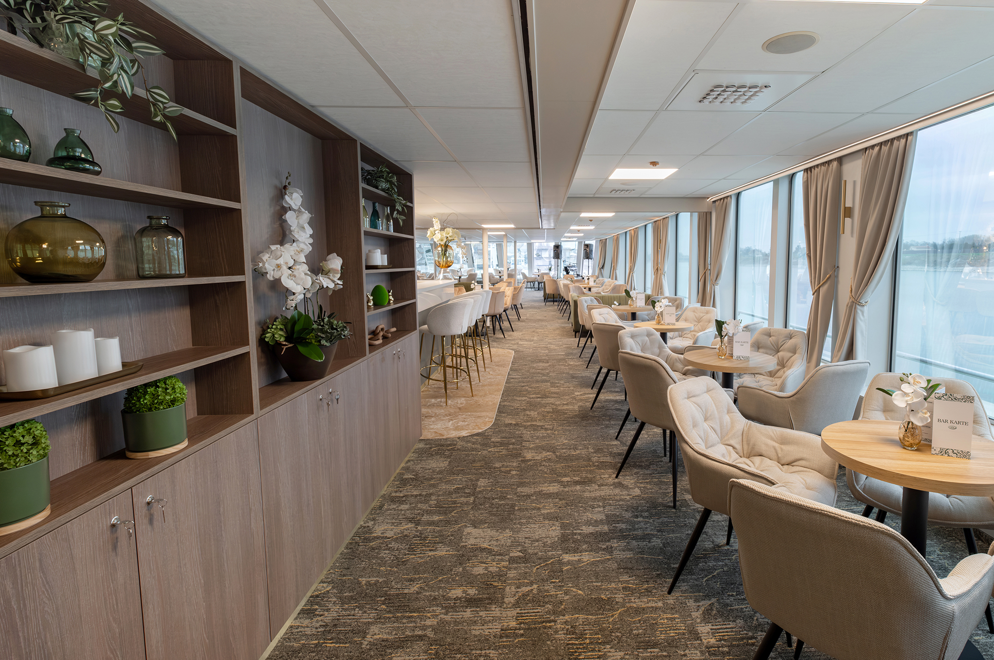 Panoramalounge mit Bar