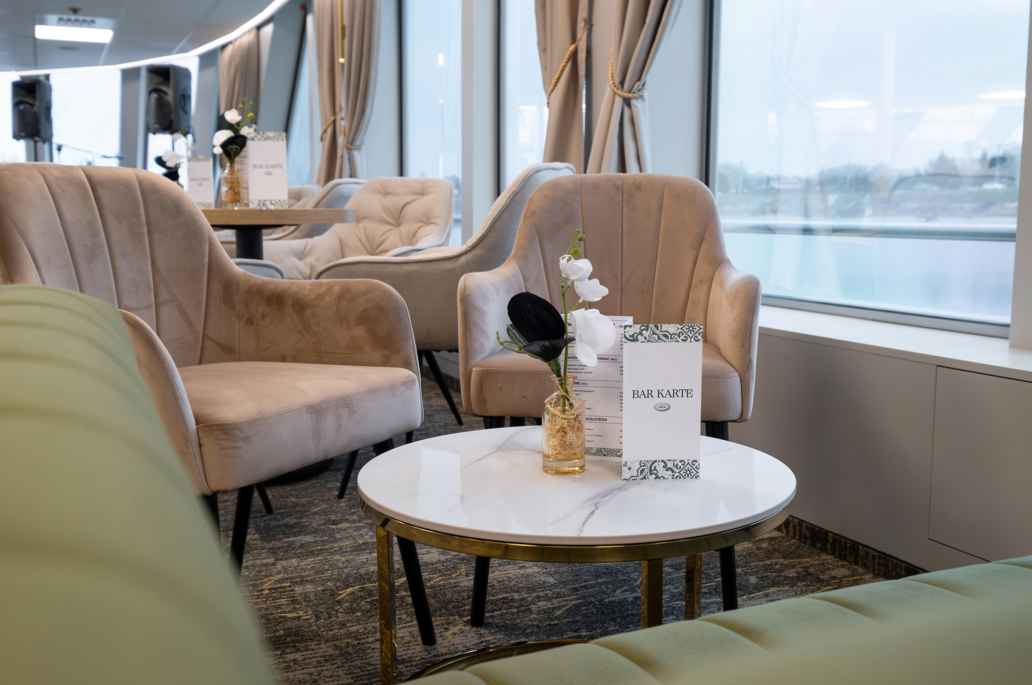 Panoramalounge mit Bar