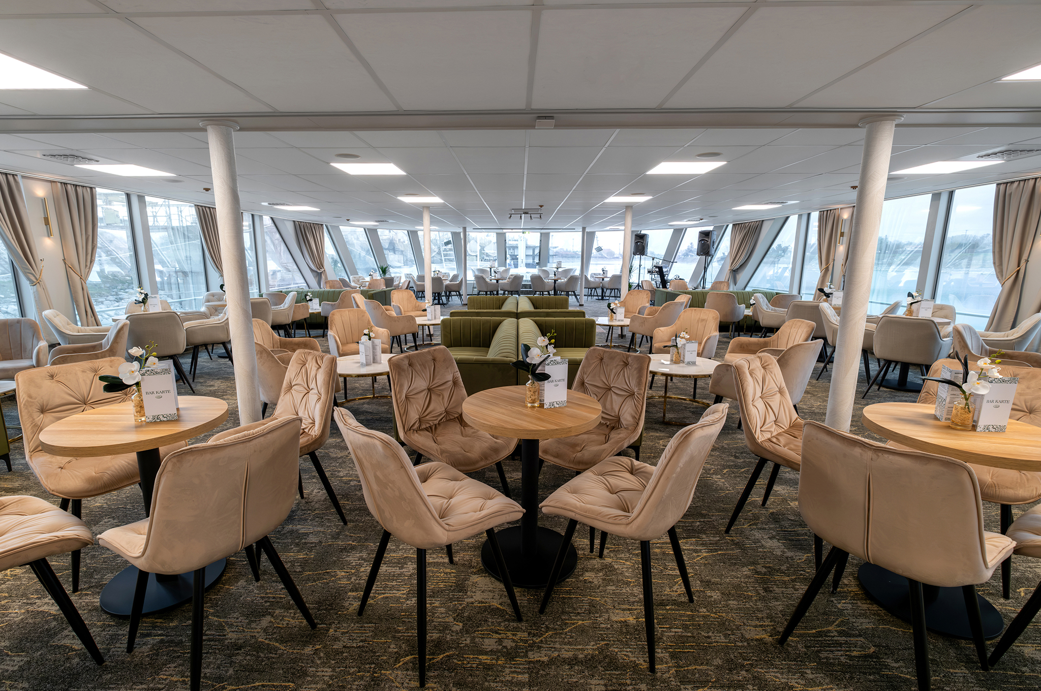 Panoramalounge mit Bar