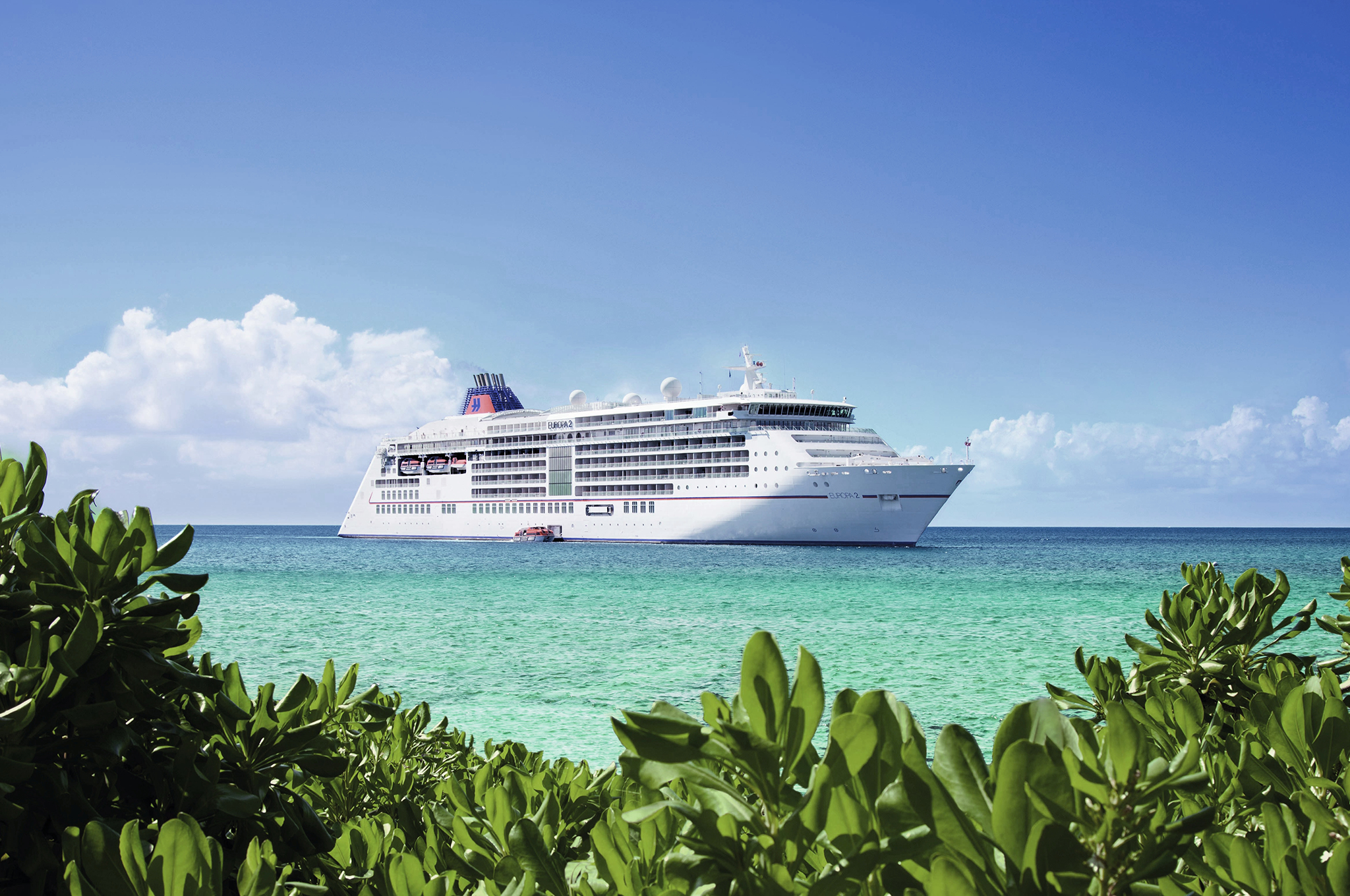 MS EUROPA 2 vor der traumhaften Kulisse von Moorea