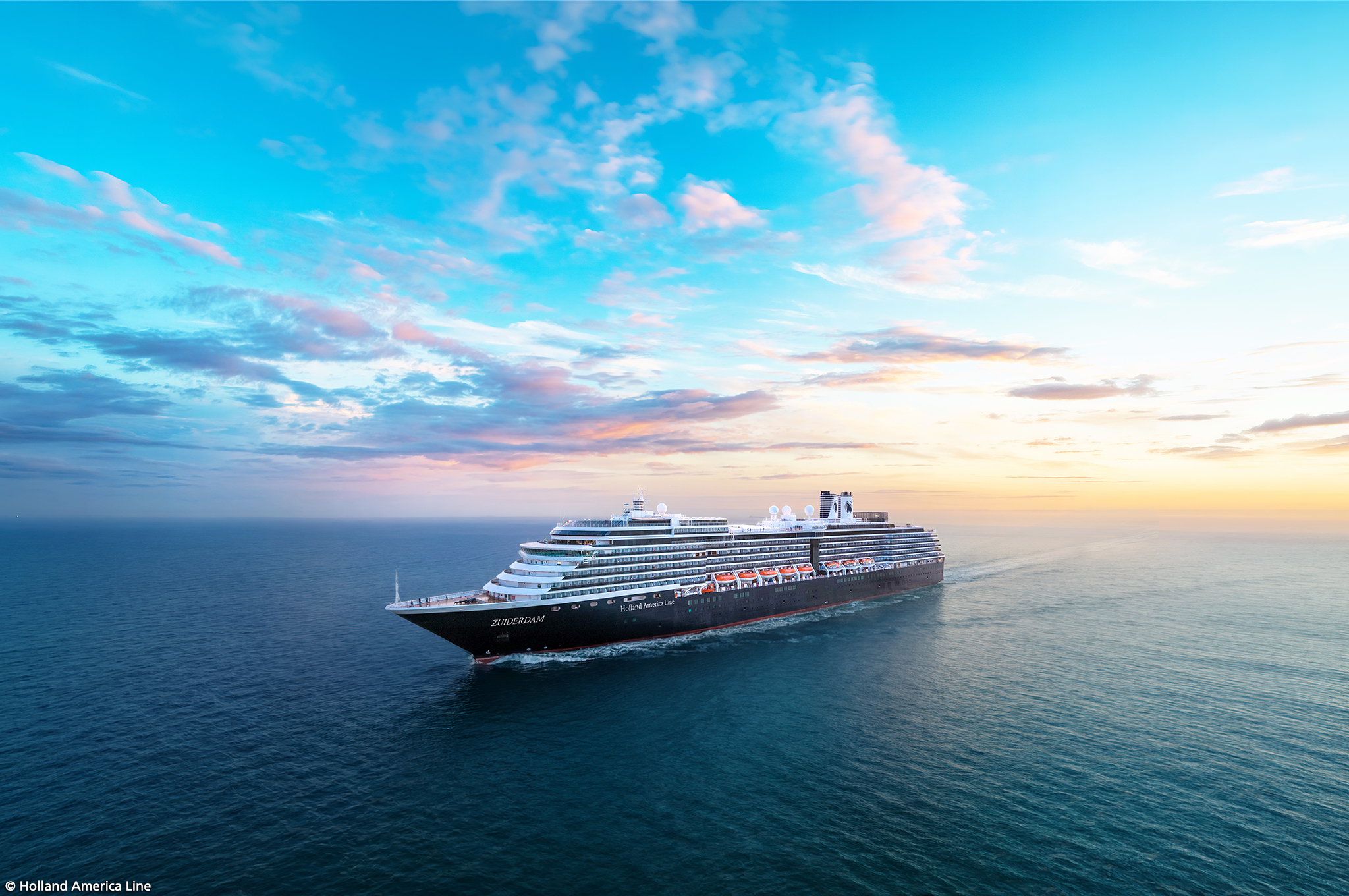 Zuiderdam von Holland America Line auf hoher See bei Sonnenuntergang