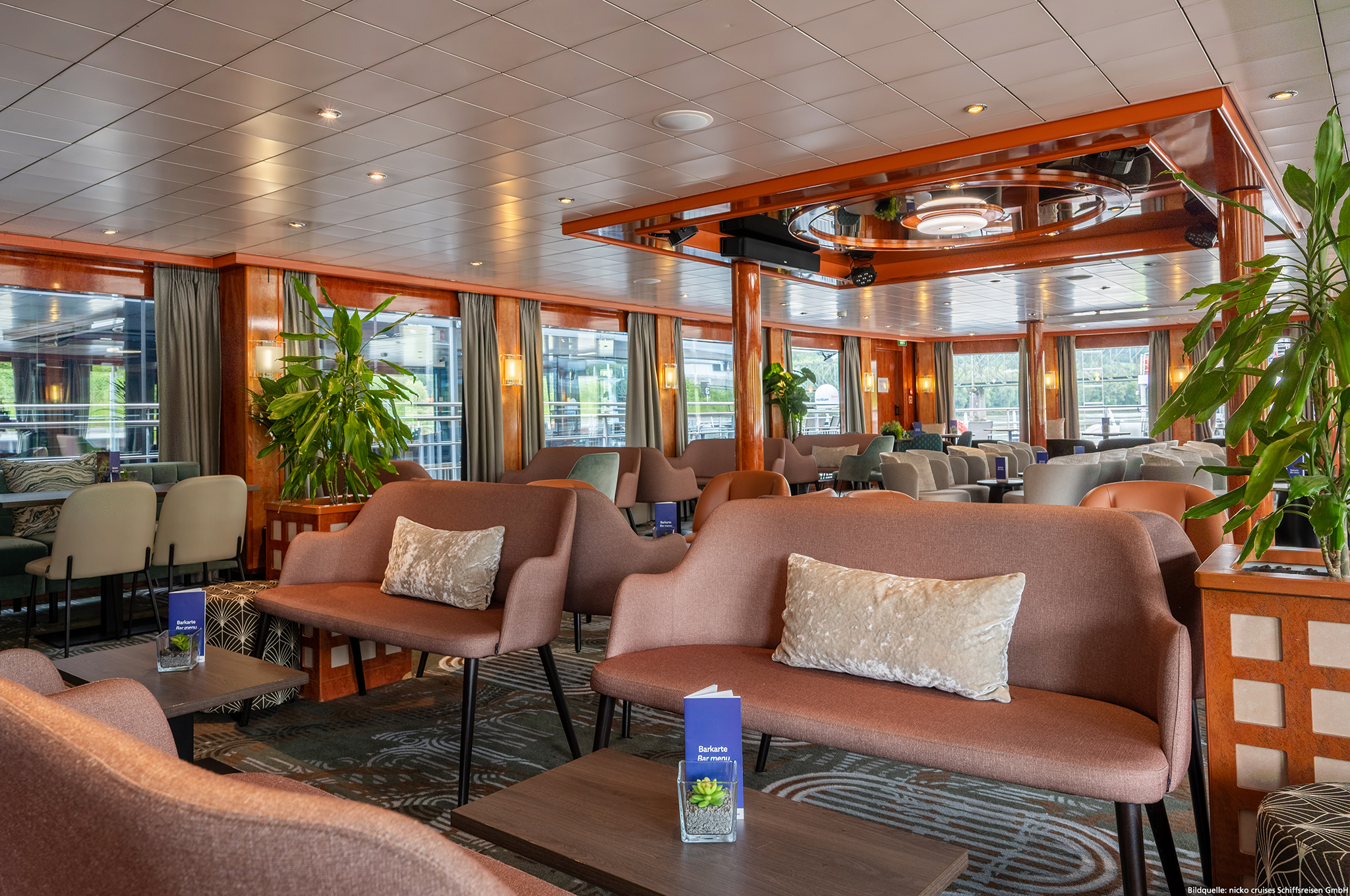 Panorama-Salon mit Bar