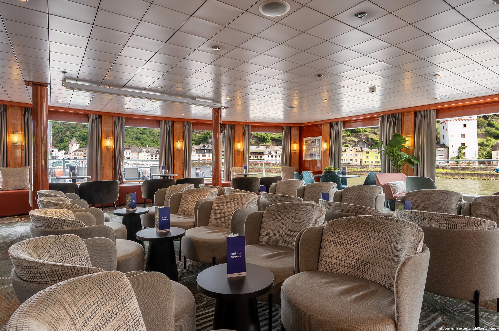 Panorama-Salon mit Bar