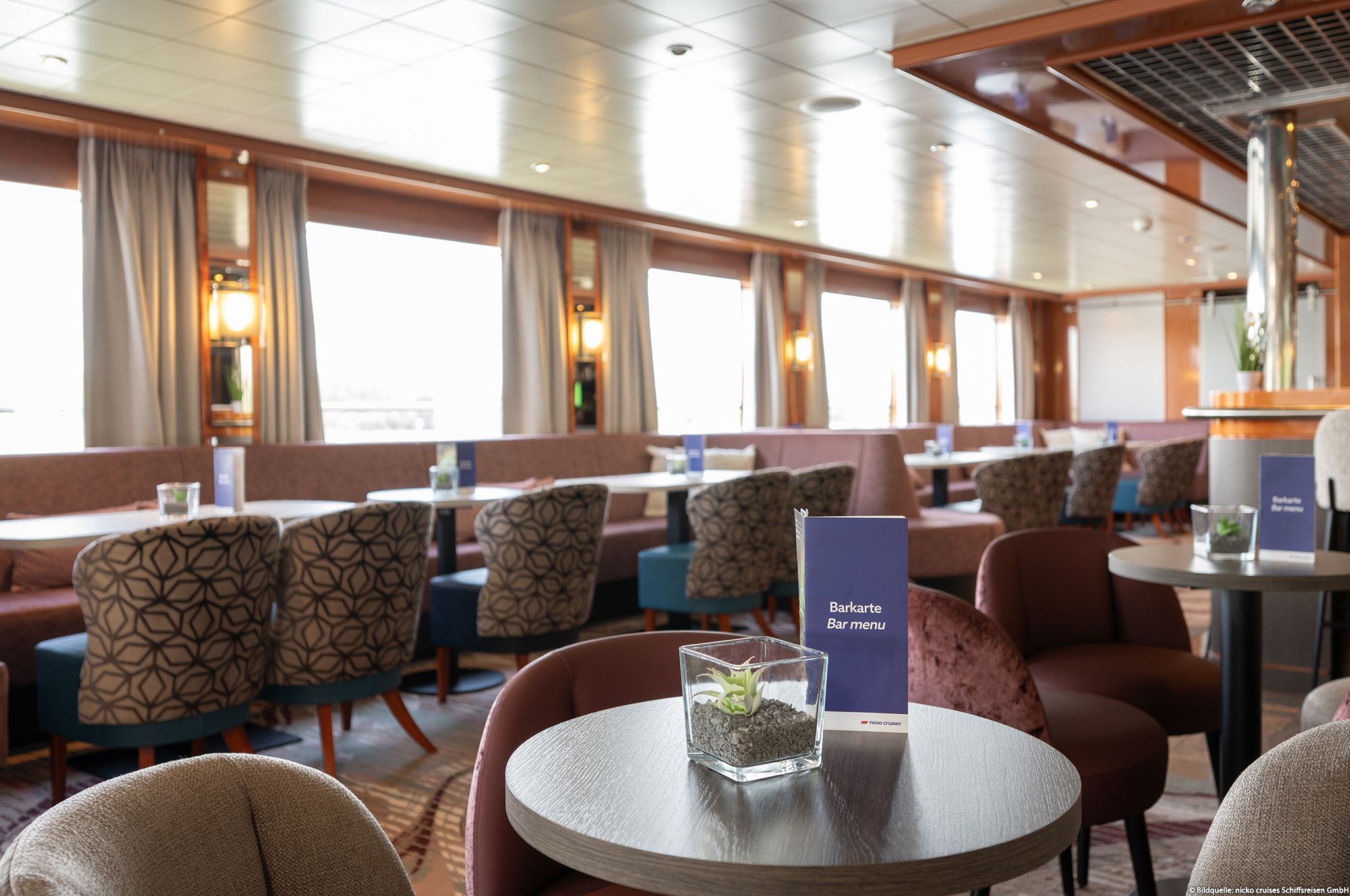 Panoramasalon mit Bar