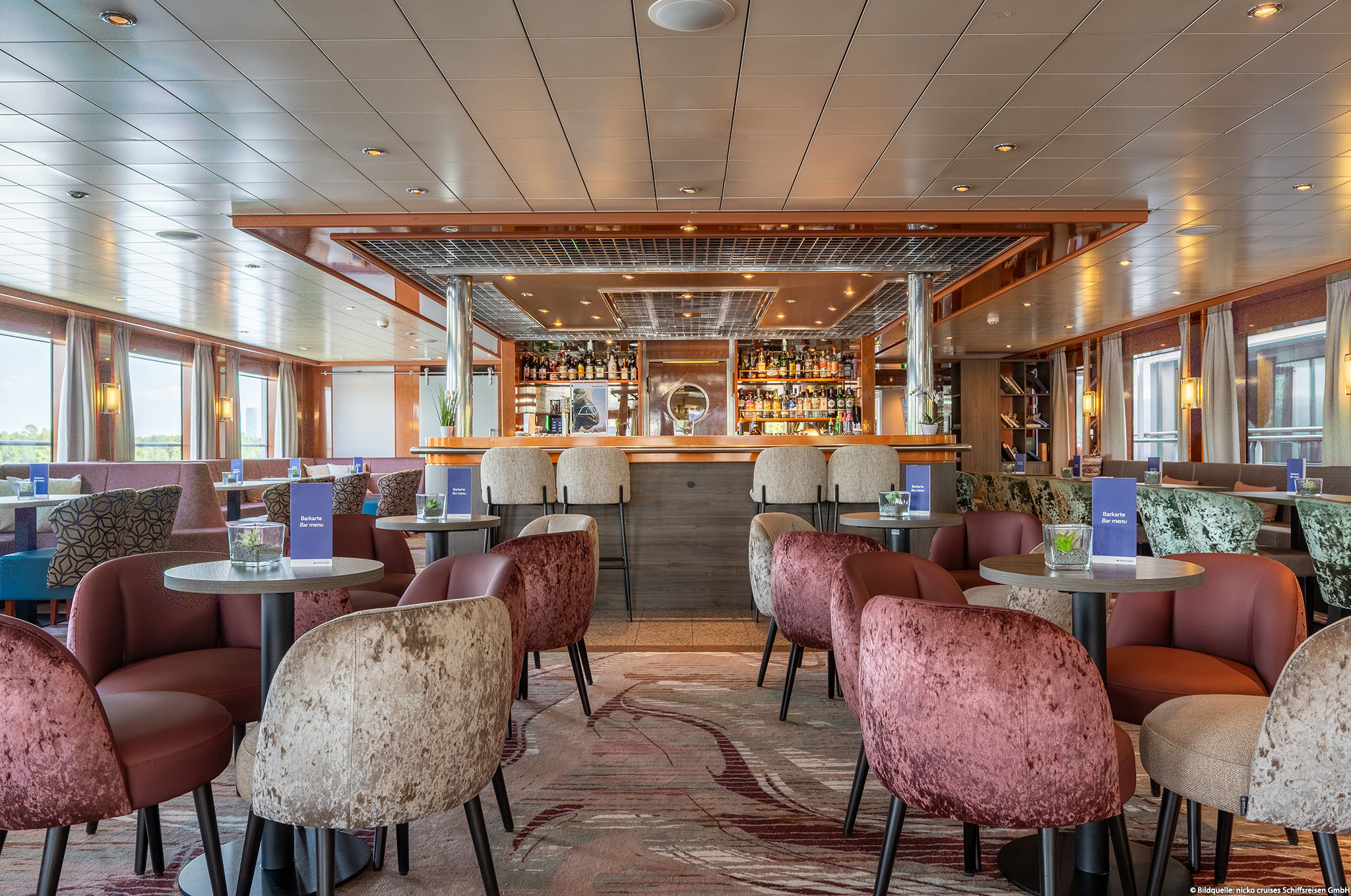 Panoramasalon mit Bar