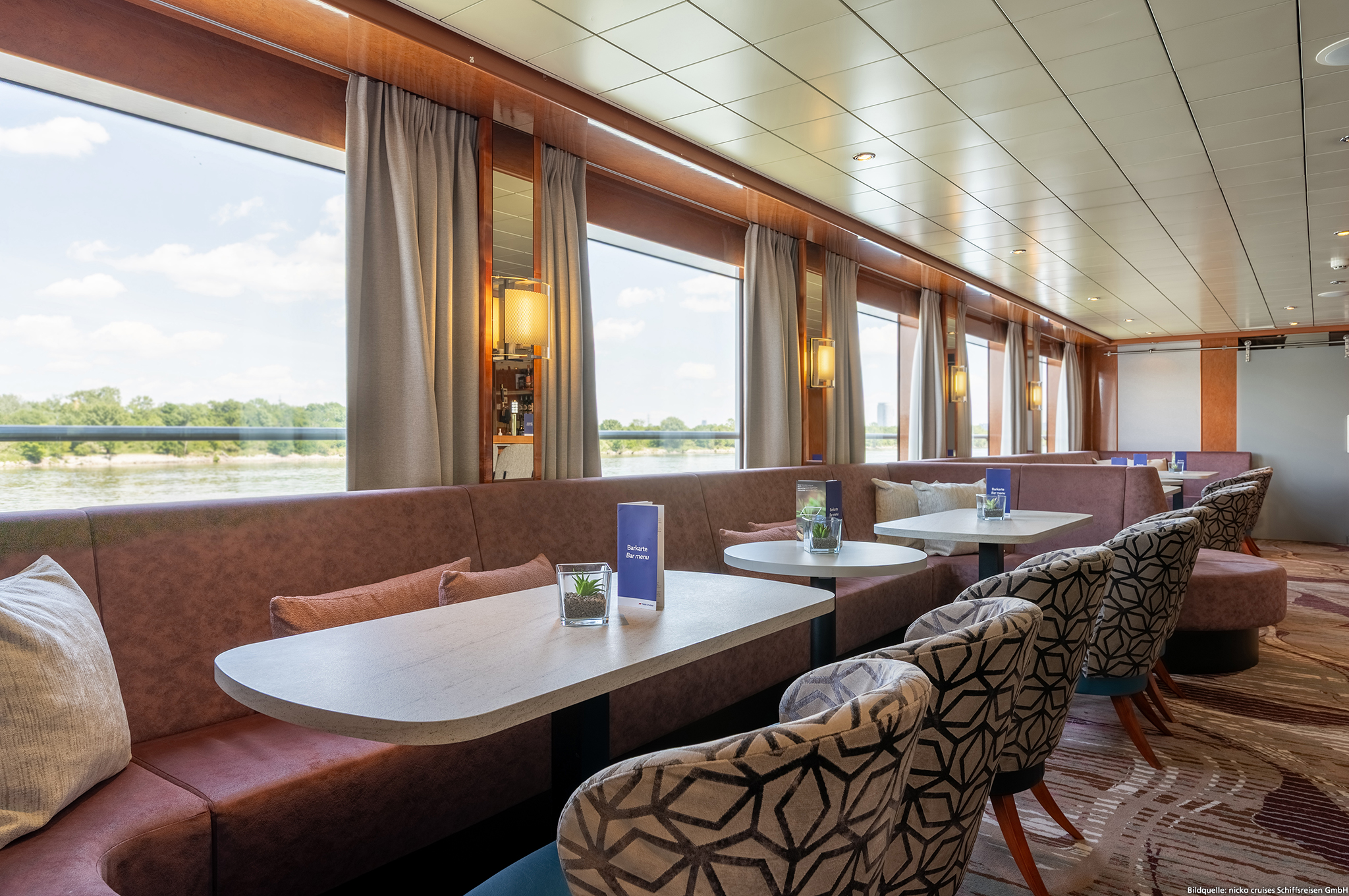 Panoramasalon mit Bar