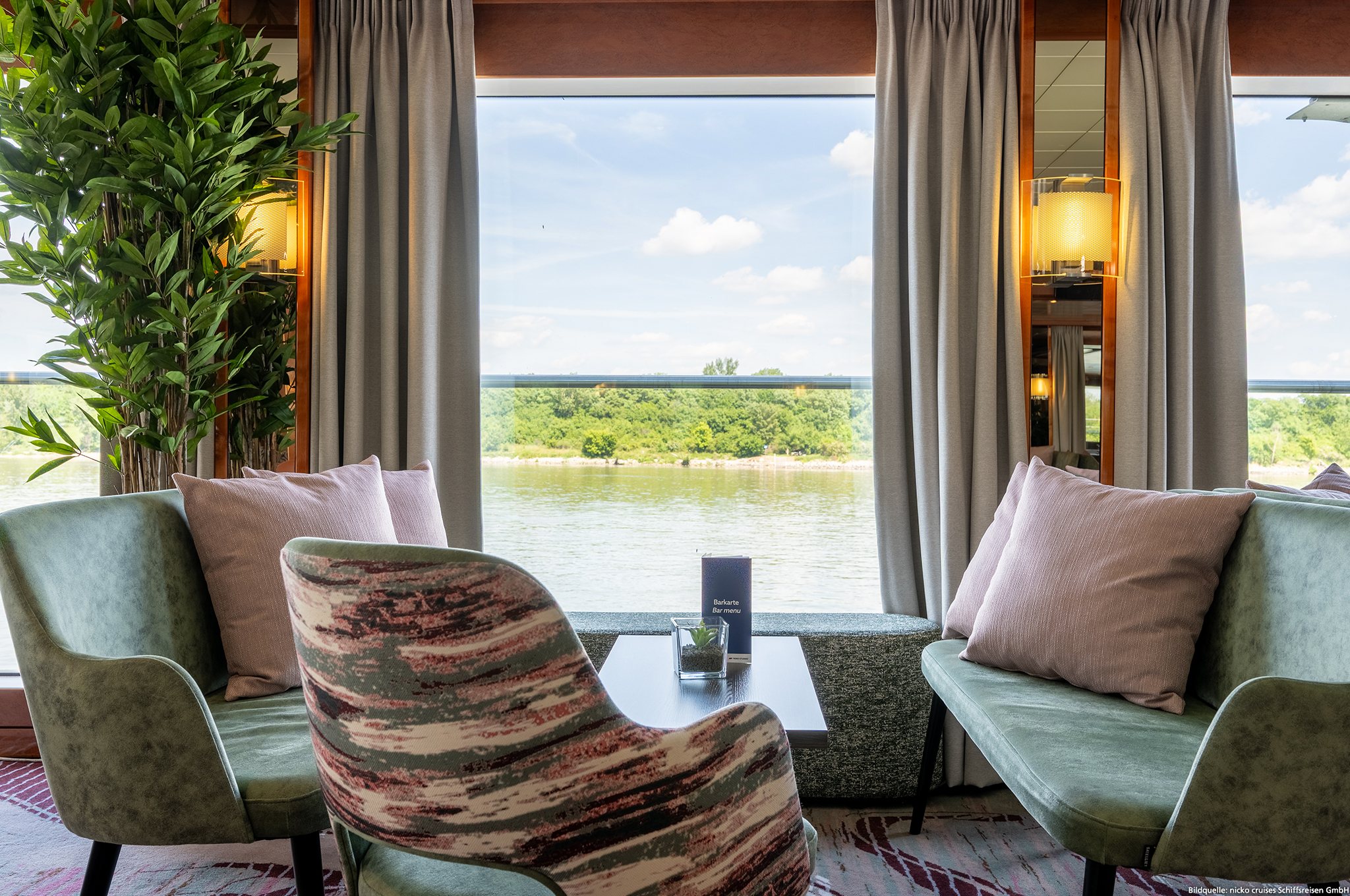 Panoramasalon mit Bar