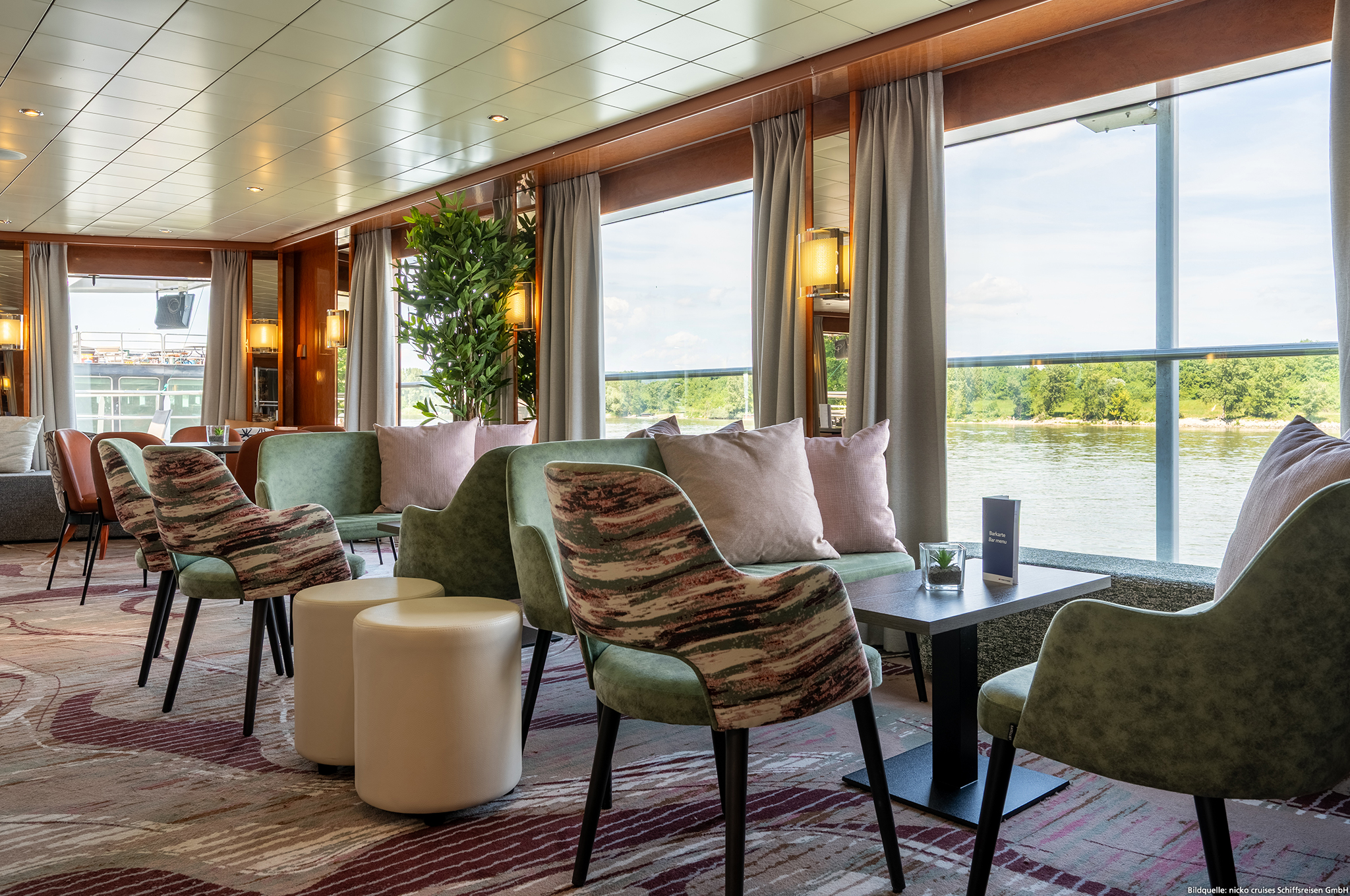 Panoramasalon mit Bar