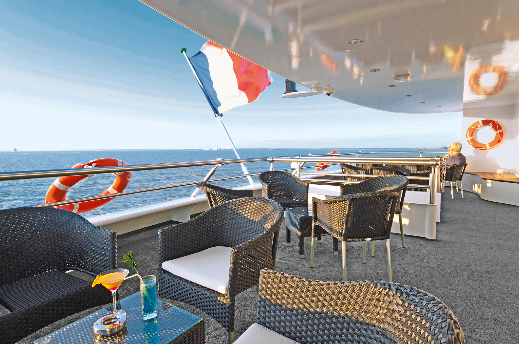 Terrasse auf dem Oberdeck der MS CYRANO DE BERGERAC mit Sitzgelegenheiten und Flussblick