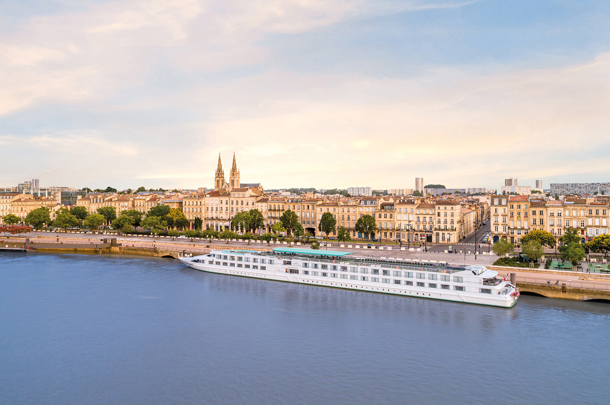 Flusskreuzfahrtschiff MS CYRANO DE BERGERAC in Bordeaux am Ufer der Garonne