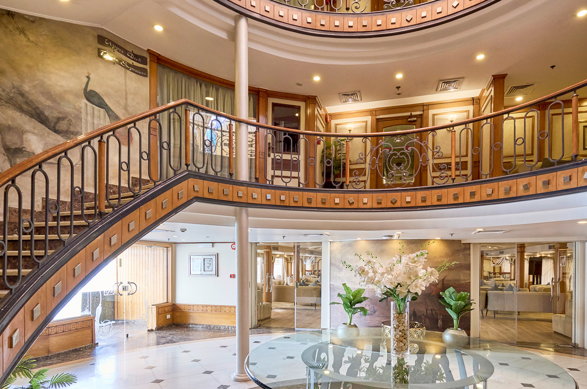 Lobby der MS Monte Carlo mit elegantem Treppenaufgang und stilvollem Ambiente