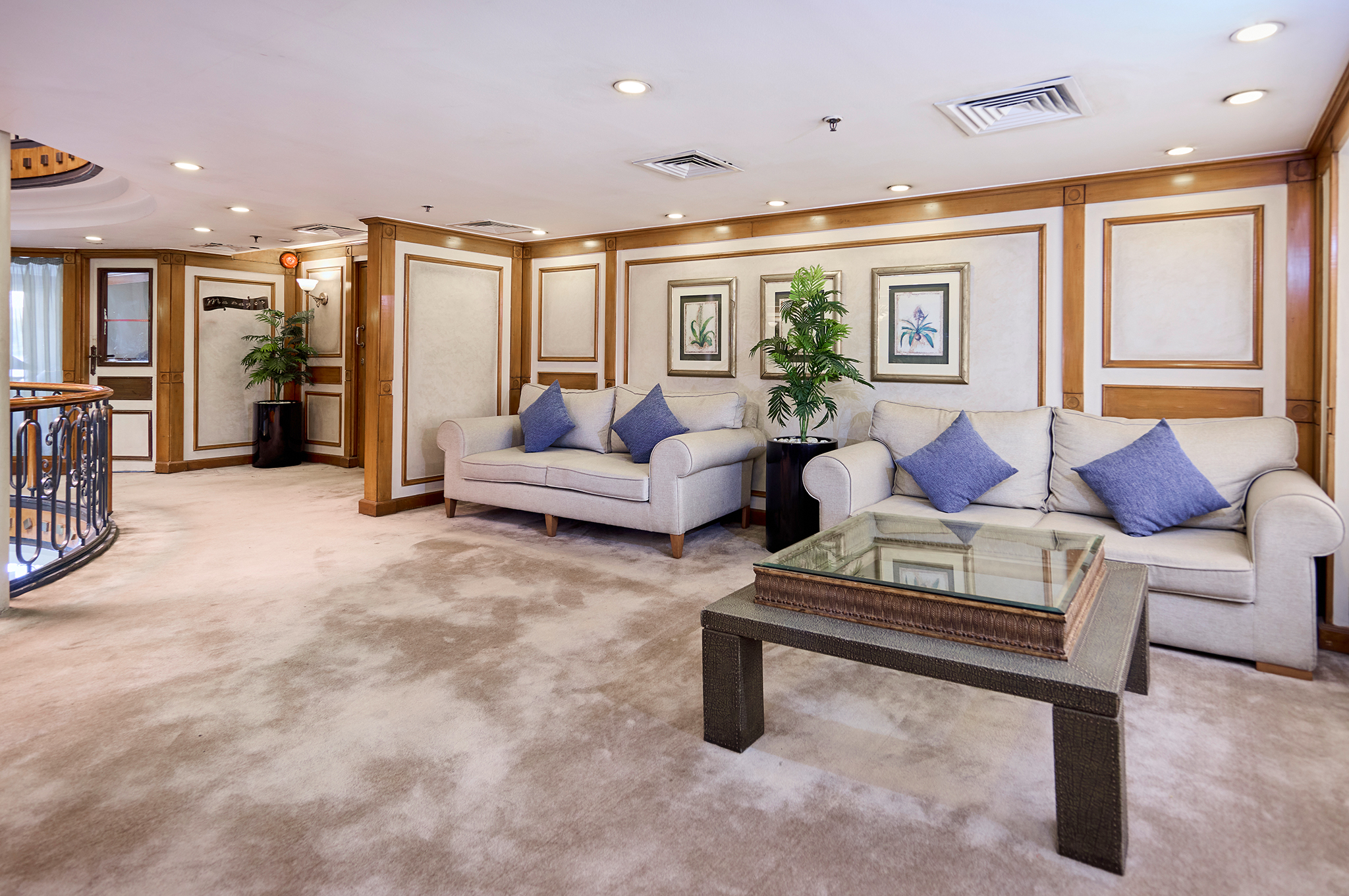 Gemütlicher Sitzbereich in der Lounge der MS Monte Carlo mit komfortablen Sesseln und stilvollem Ambiente zum Entspannen