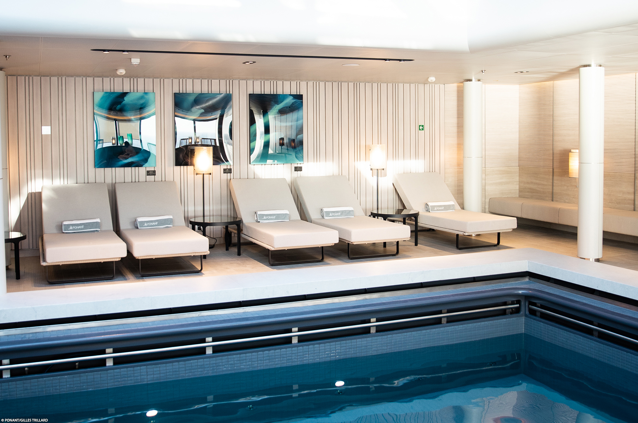 Entspannungszone mit Pool und Ruhebereichen im Spa der Le Commandant Charcot