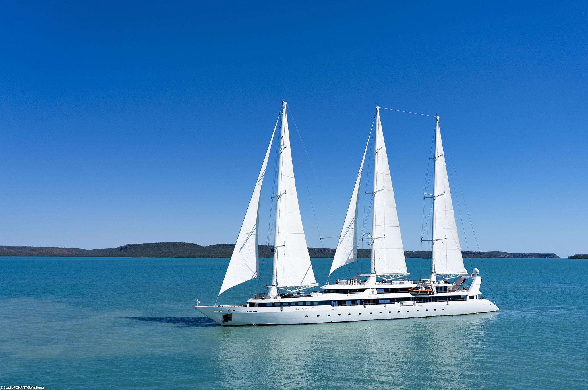Le Ponant unter dem blauen Himmel