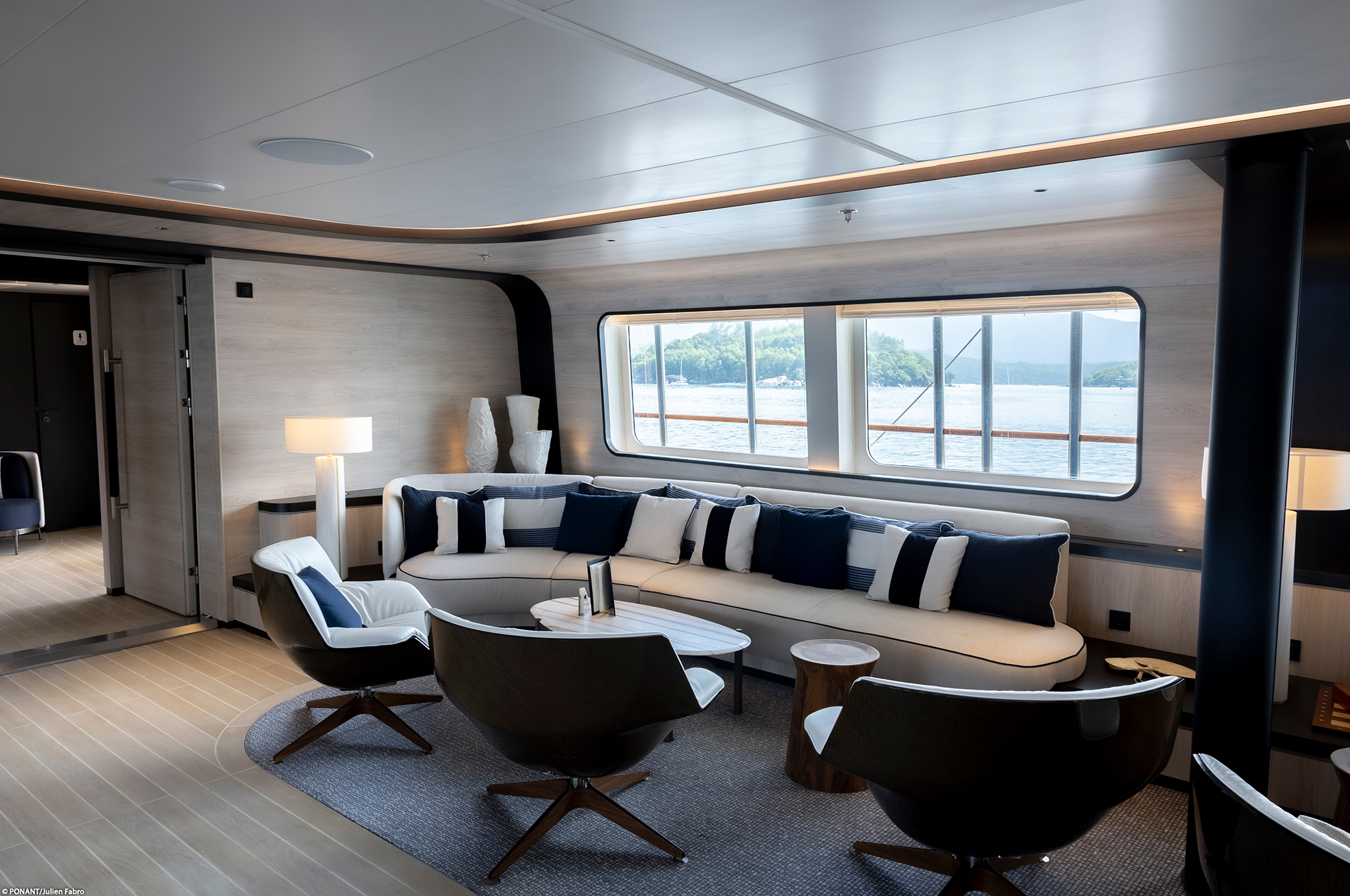 Komfort und Eleganz in der Emeraude Lounge an Bord der Le Ponant