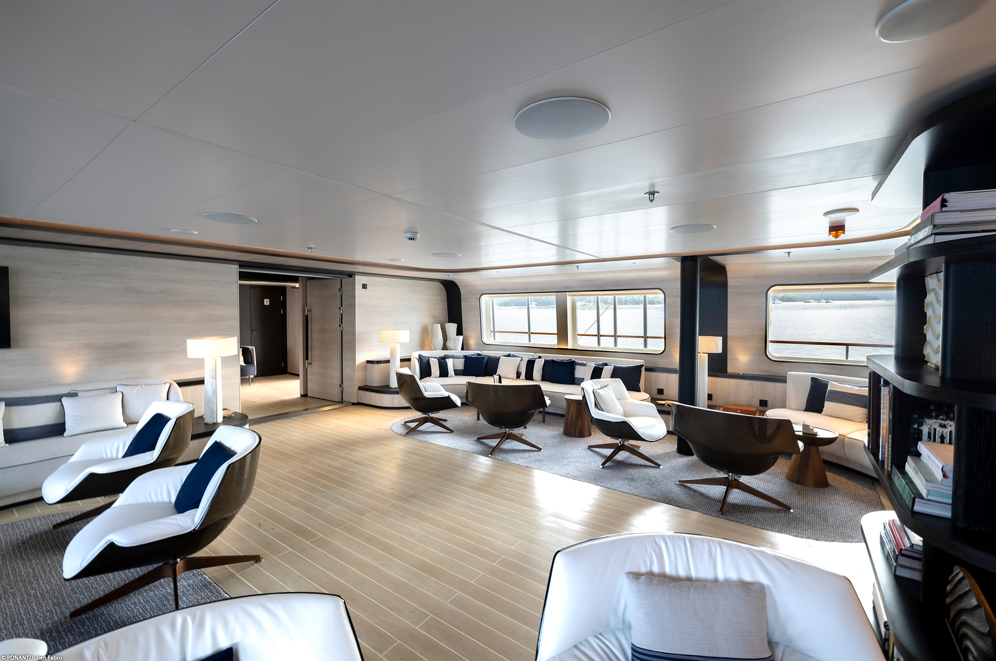 Komfort und Eleganz in der Emeraude Lounge an Bord der Le Ponant