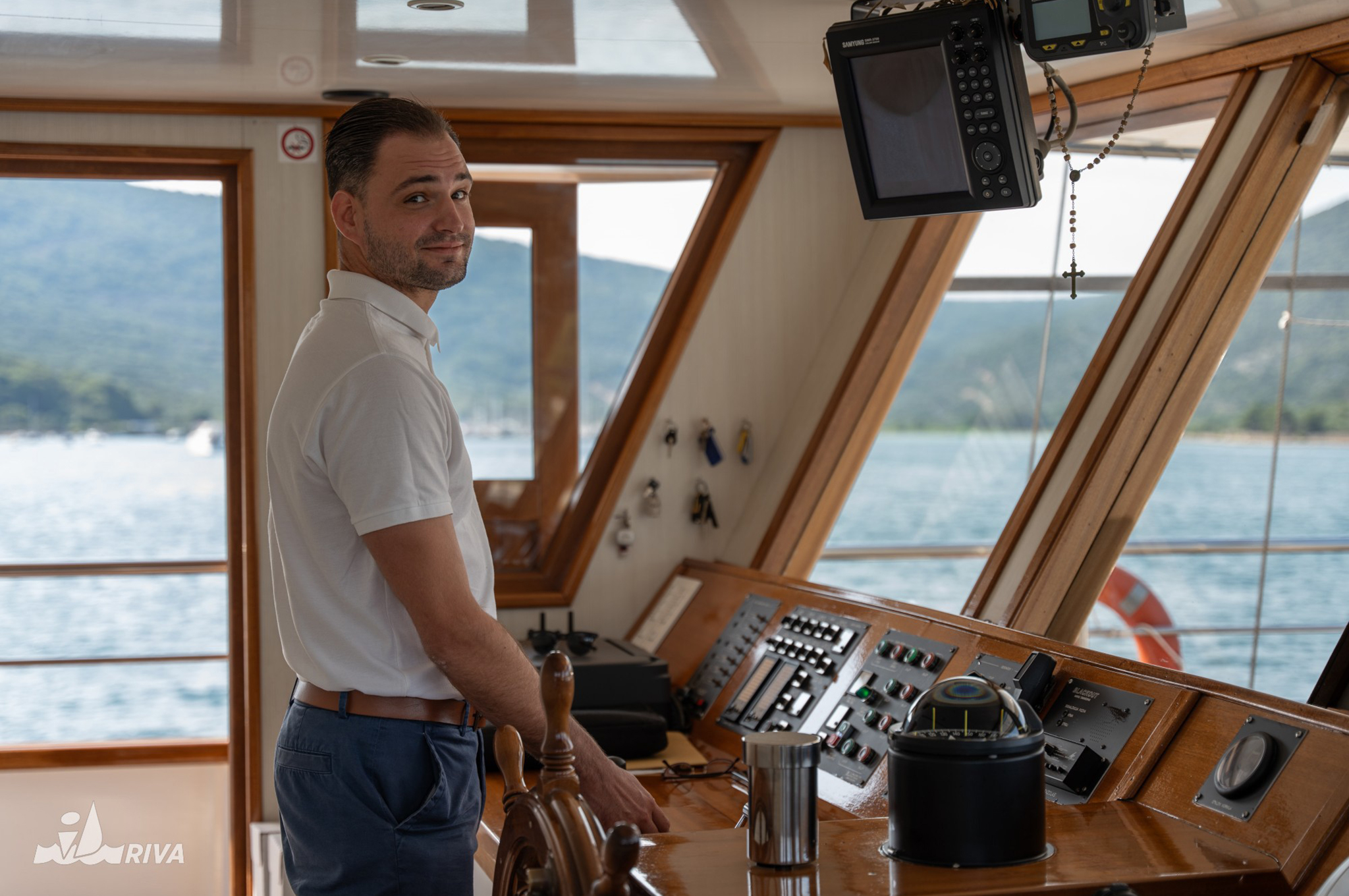 Kapitän im Steuerhaus