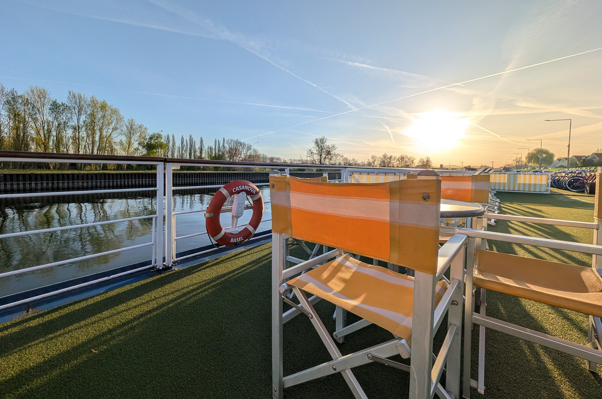 Sitzbereich auf dem Sonnendeck der MS Casanova mit Blick auf die vorbeiziehende Flusslandschaft.
