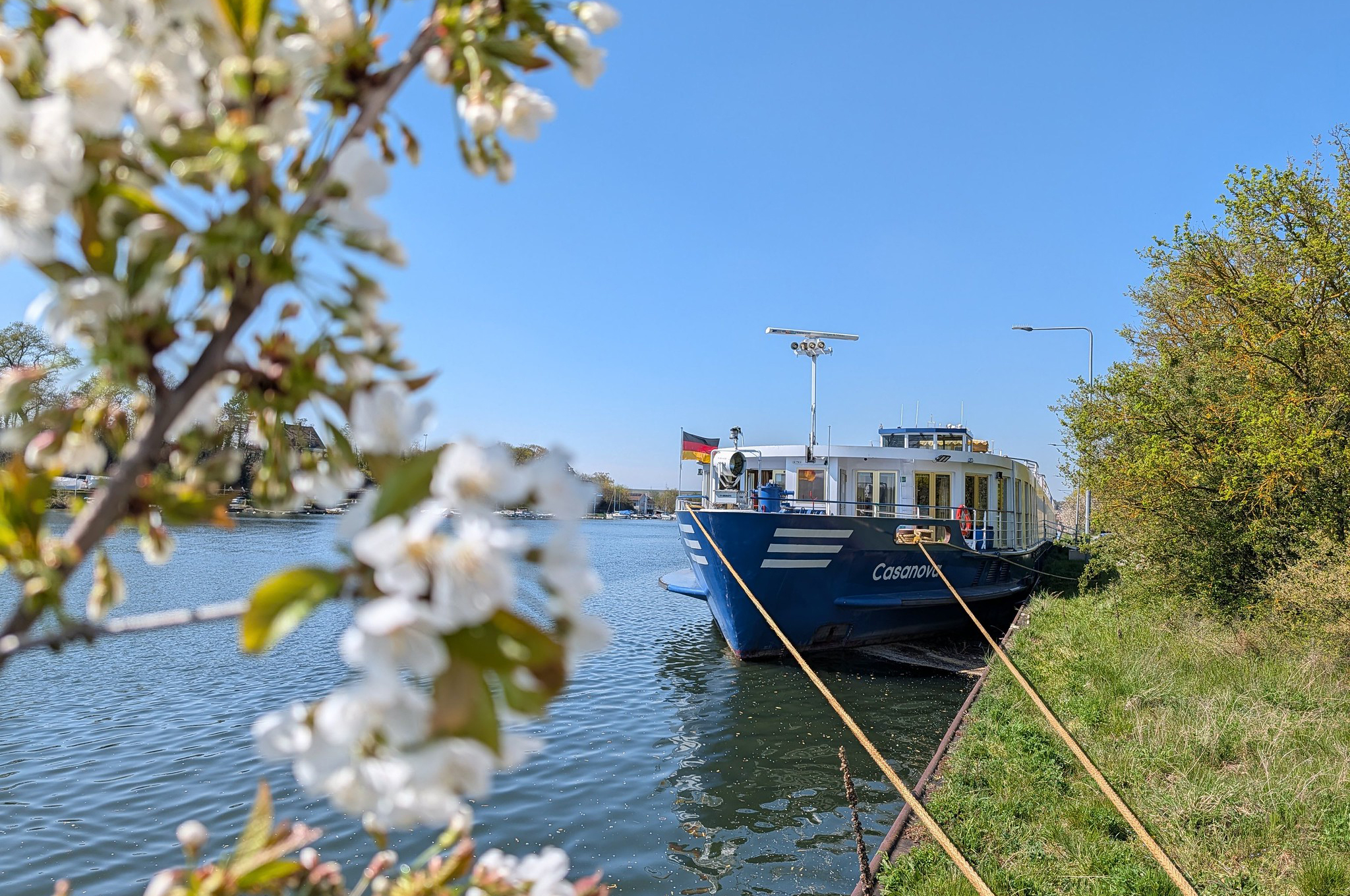 MS Casanova am Flussufer