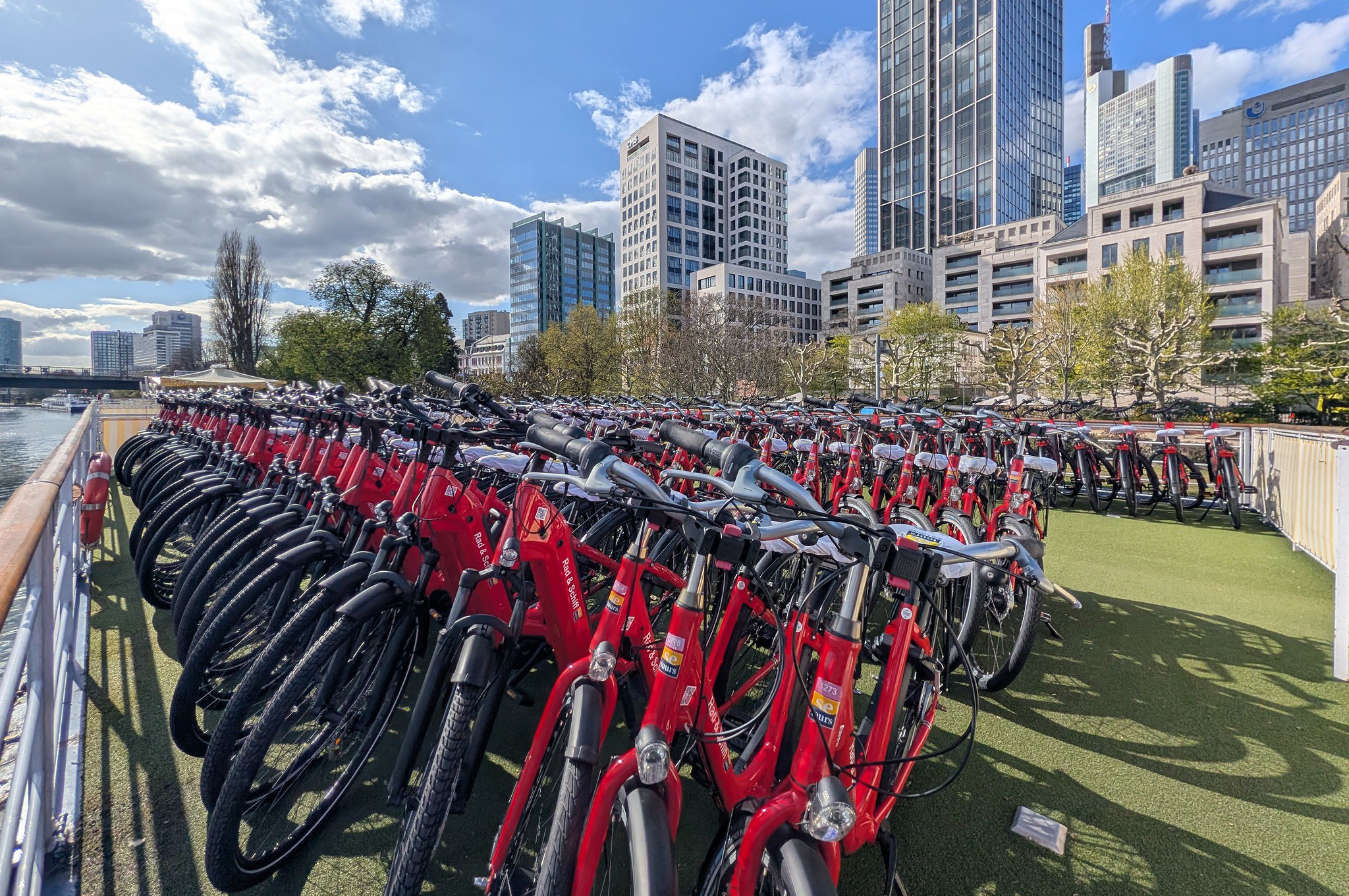 Mehrere Fahrräder auf dem Sonnendeck der MS Casanova, bereit für Erkundungstouren an Land