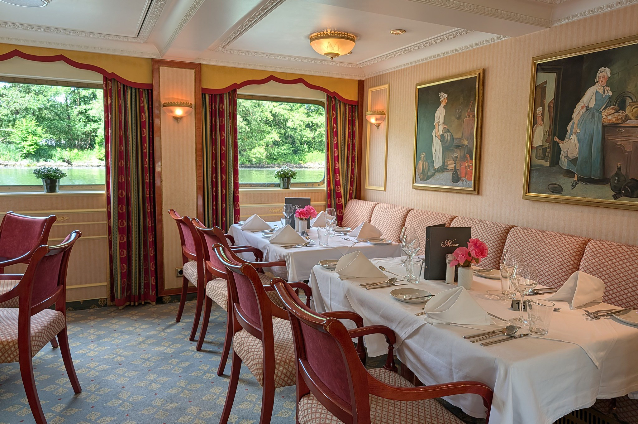 Restaurant der MS Casanova mit komfortablen Sitzplätzen und einladendem Ambiente
