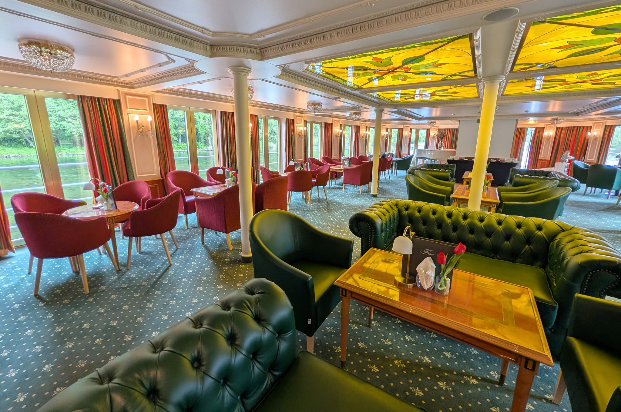 Komfortable Sitzbereiche der MS Casanova mit Panoramablick auf die Flusslandschaft
