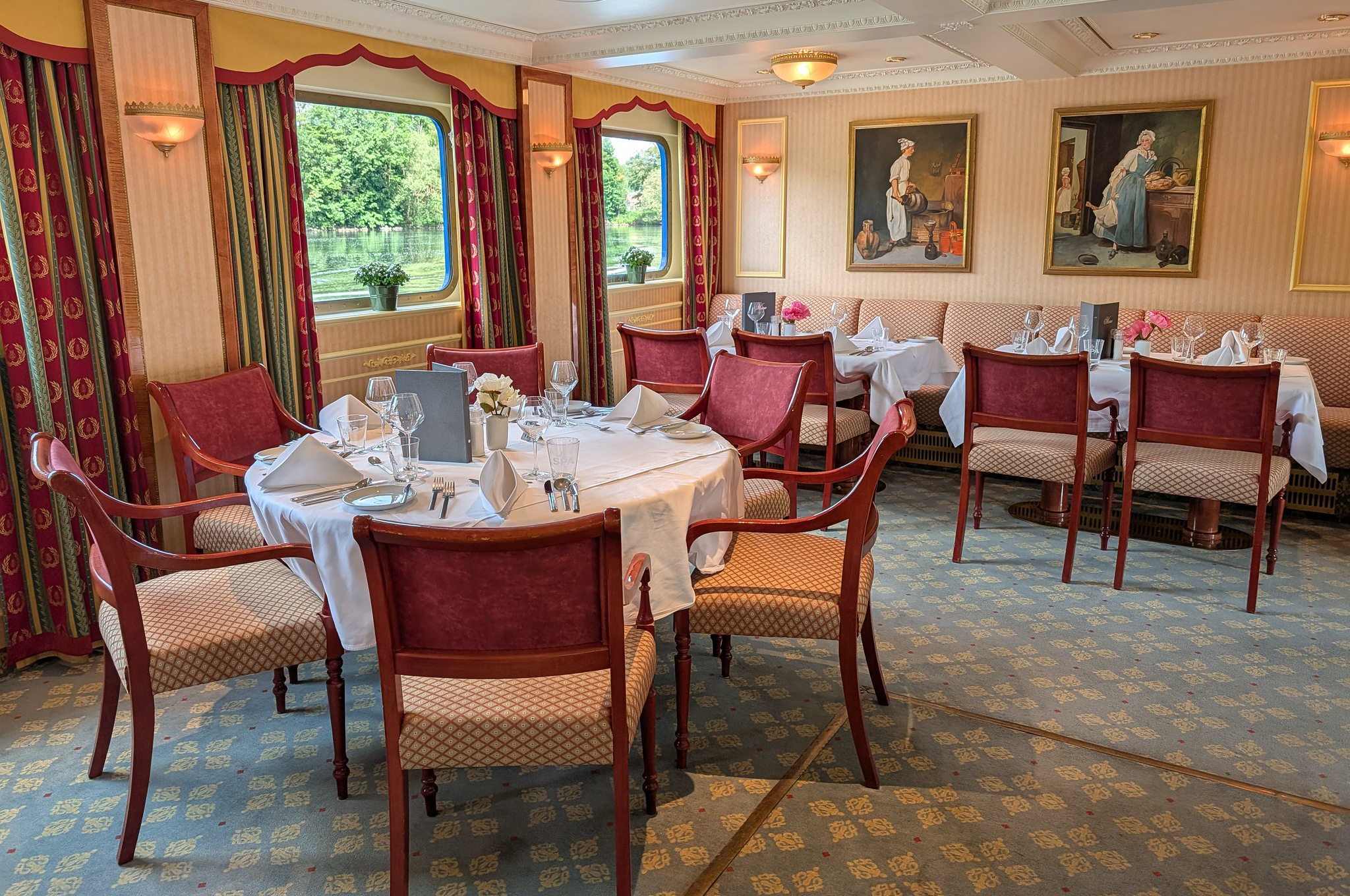 Restaurant an Bord der MS Casanova mit gedeckten Tischen, komfortablen Sitzplätzen und elegantem Interieur