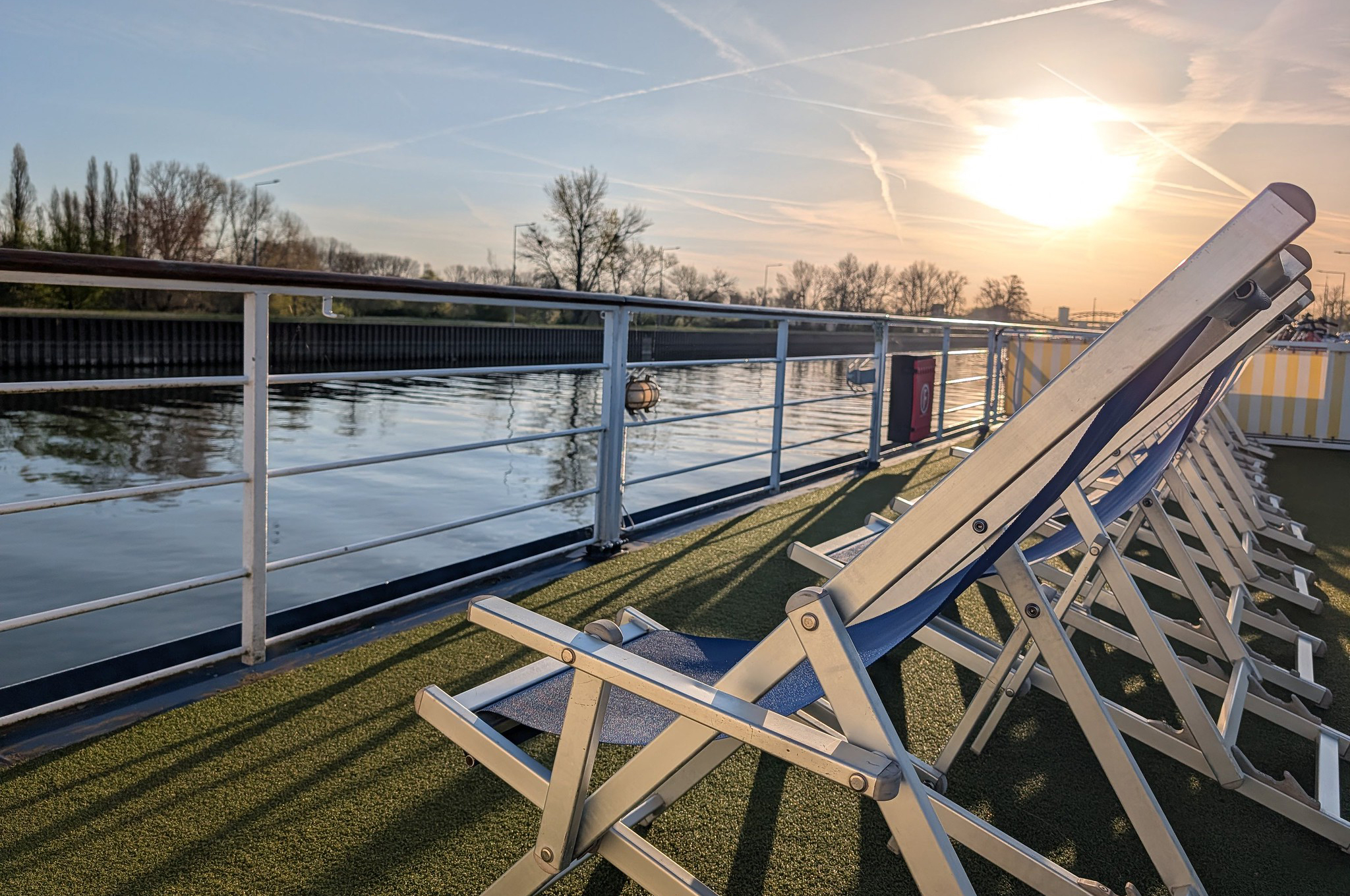 Liegestühle auf dem Sonnendeck der MS Casanova