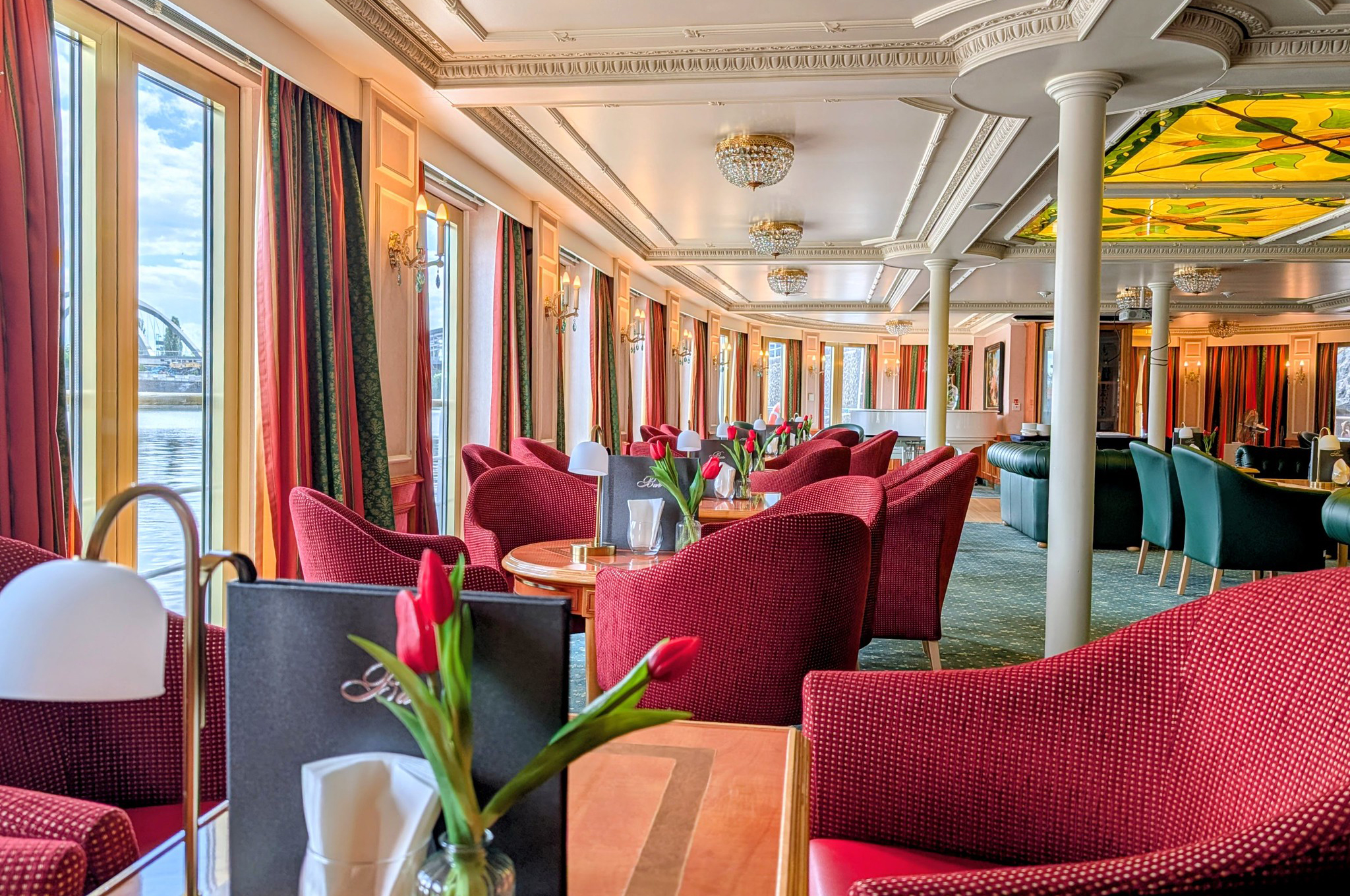 Panorama-Salon an Bord der MS Casanova mit großen Panoramafenstern