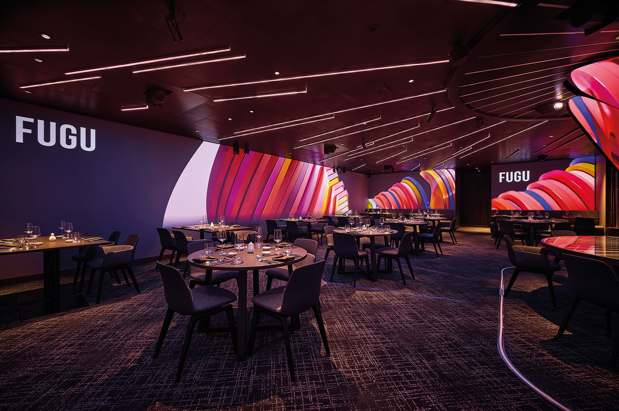 Japanisches Restaurant Fugu auf der Mein Schiff Flow mit moderner Inneneinrichtung und gedeckten Tischen.